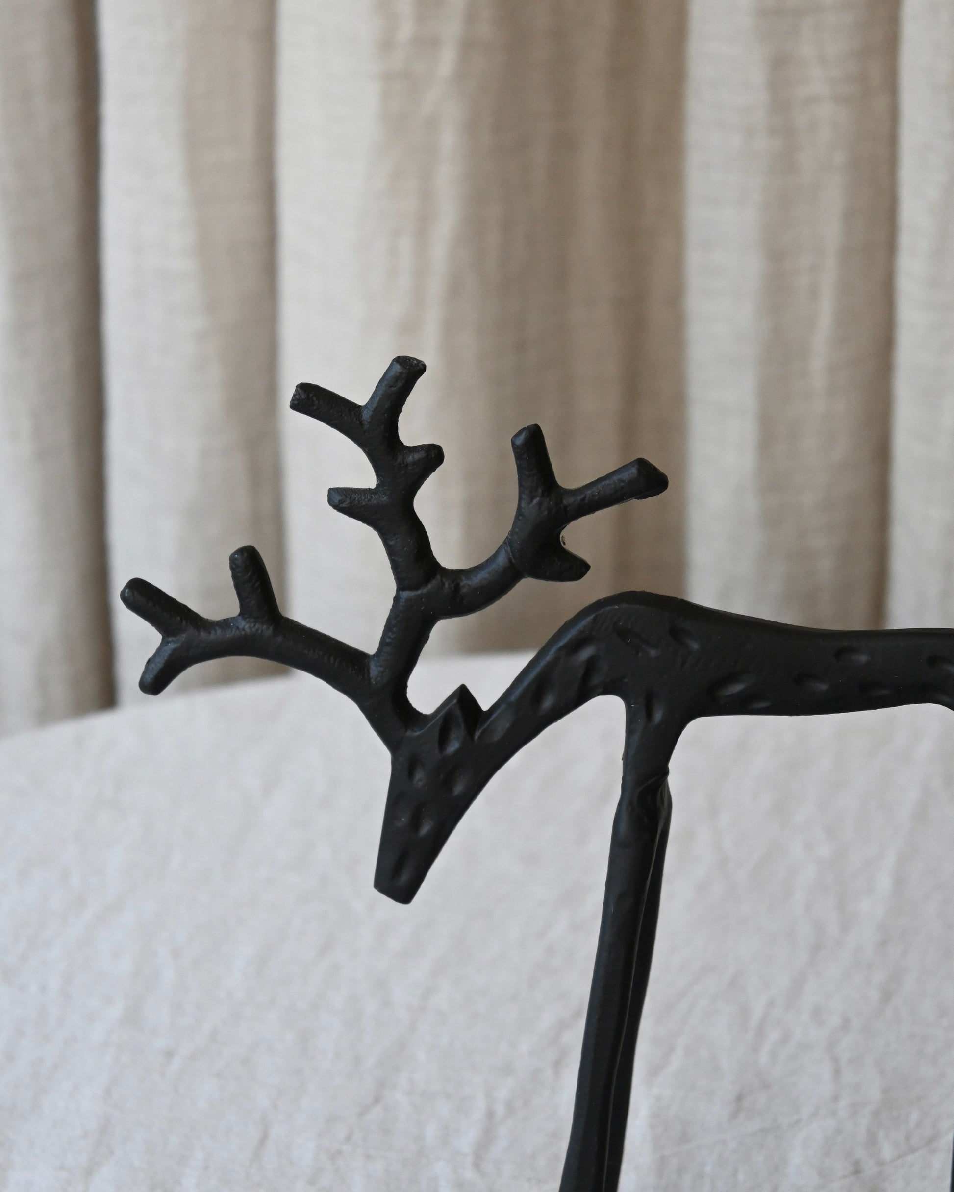 Escultura reno hierro negro