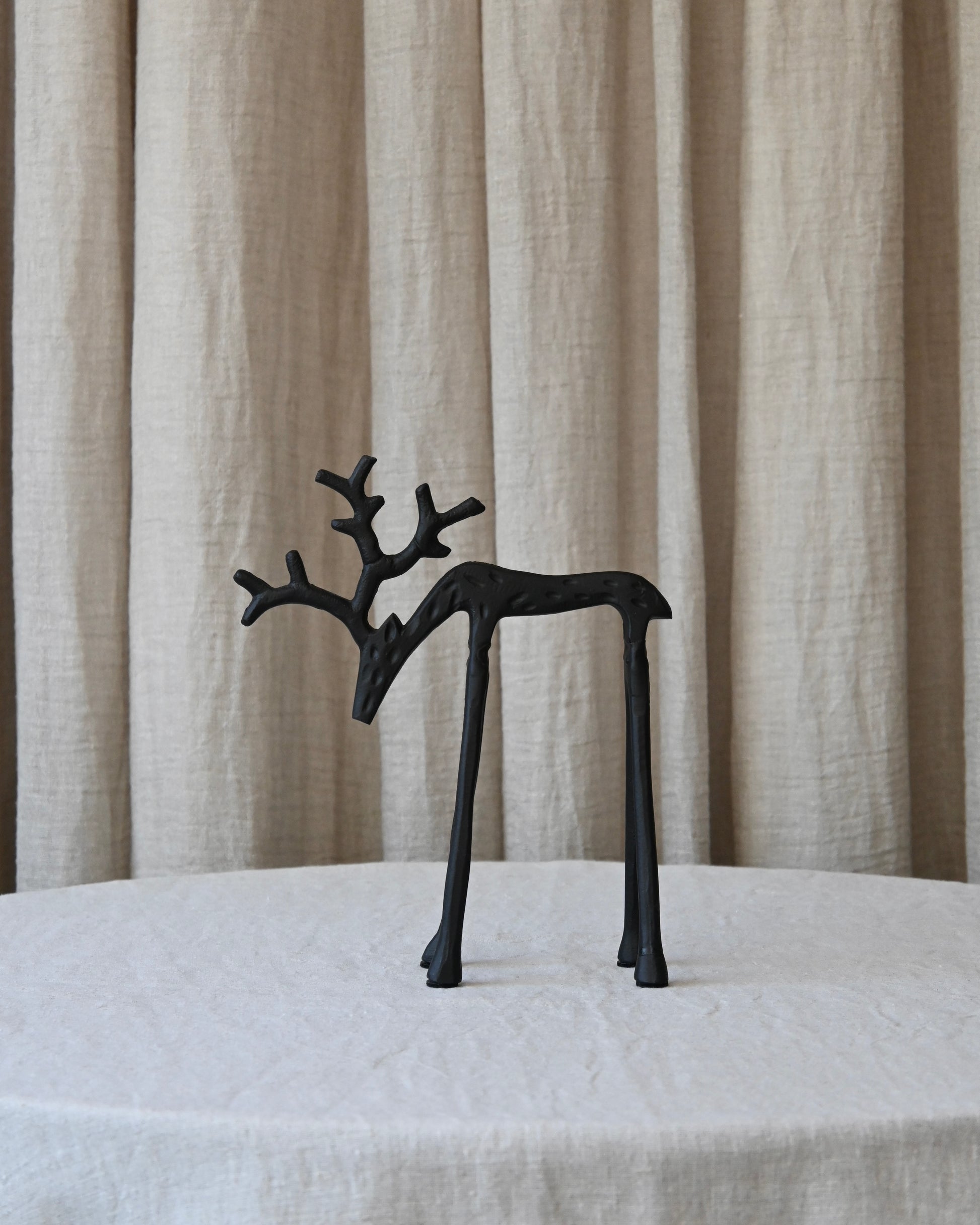 Escultura reno hierro negro