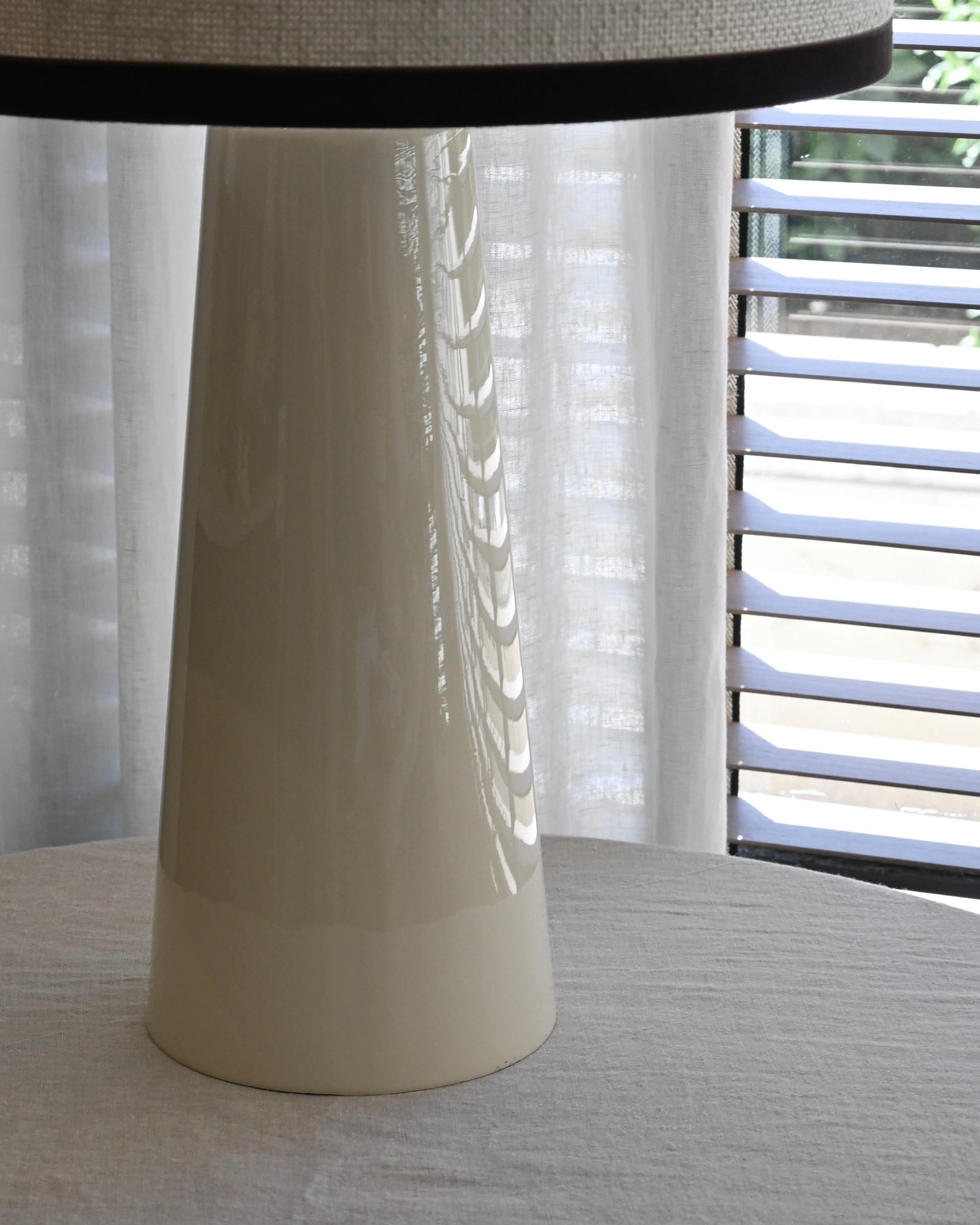 Base lampara conica crema brillo