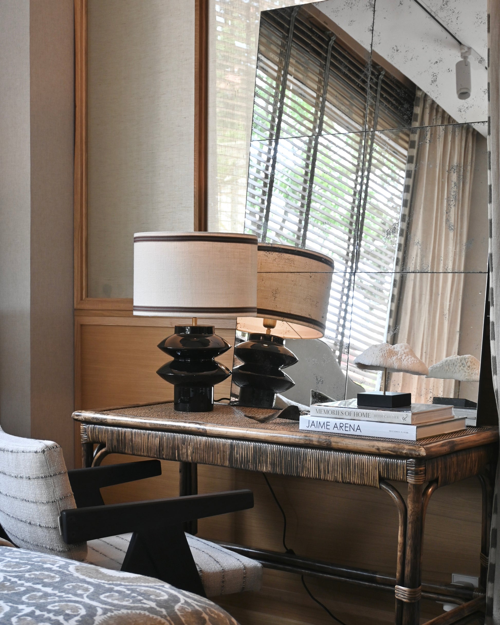 Base lampara totem negro brillo