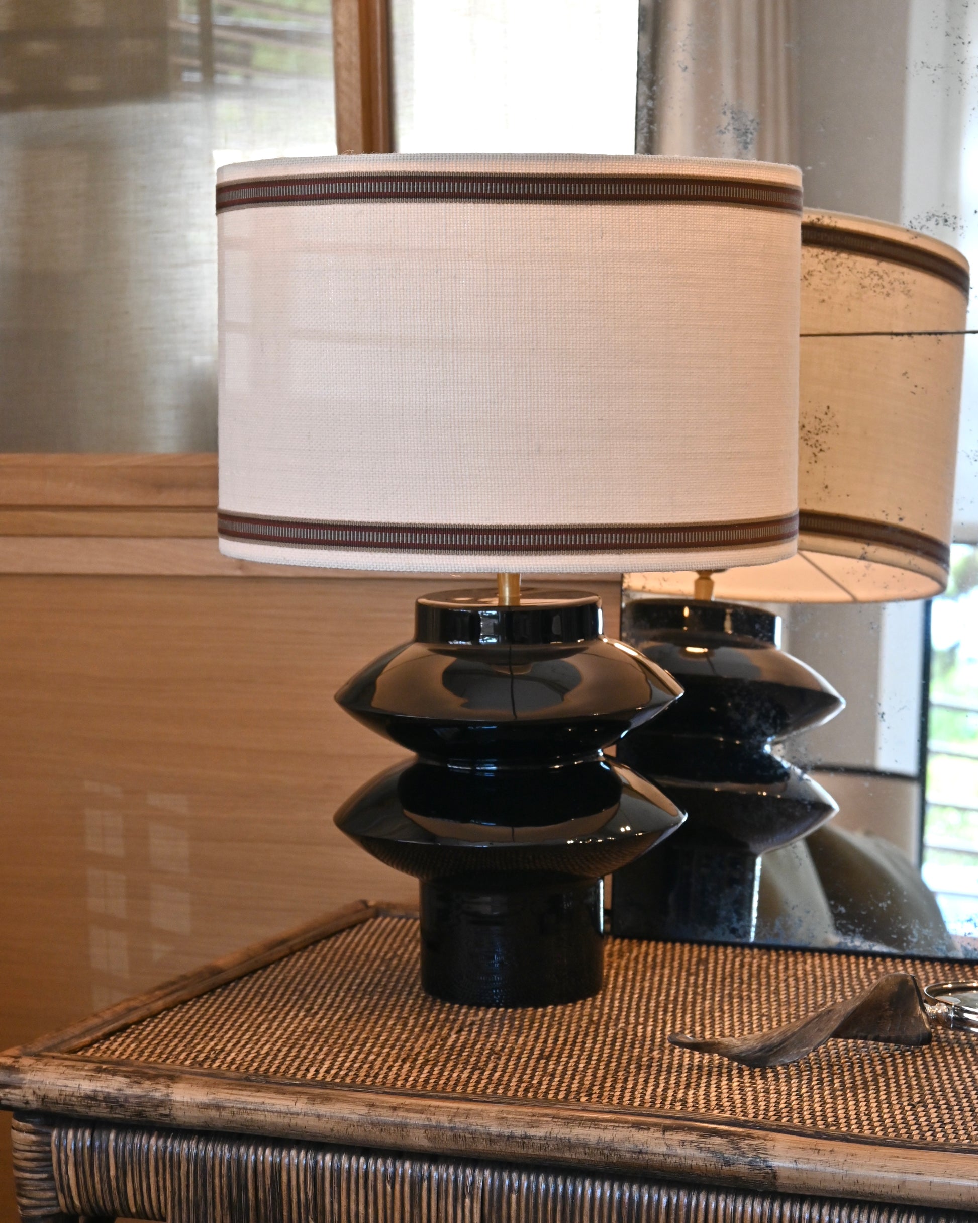 Base lampara totem negro brillo