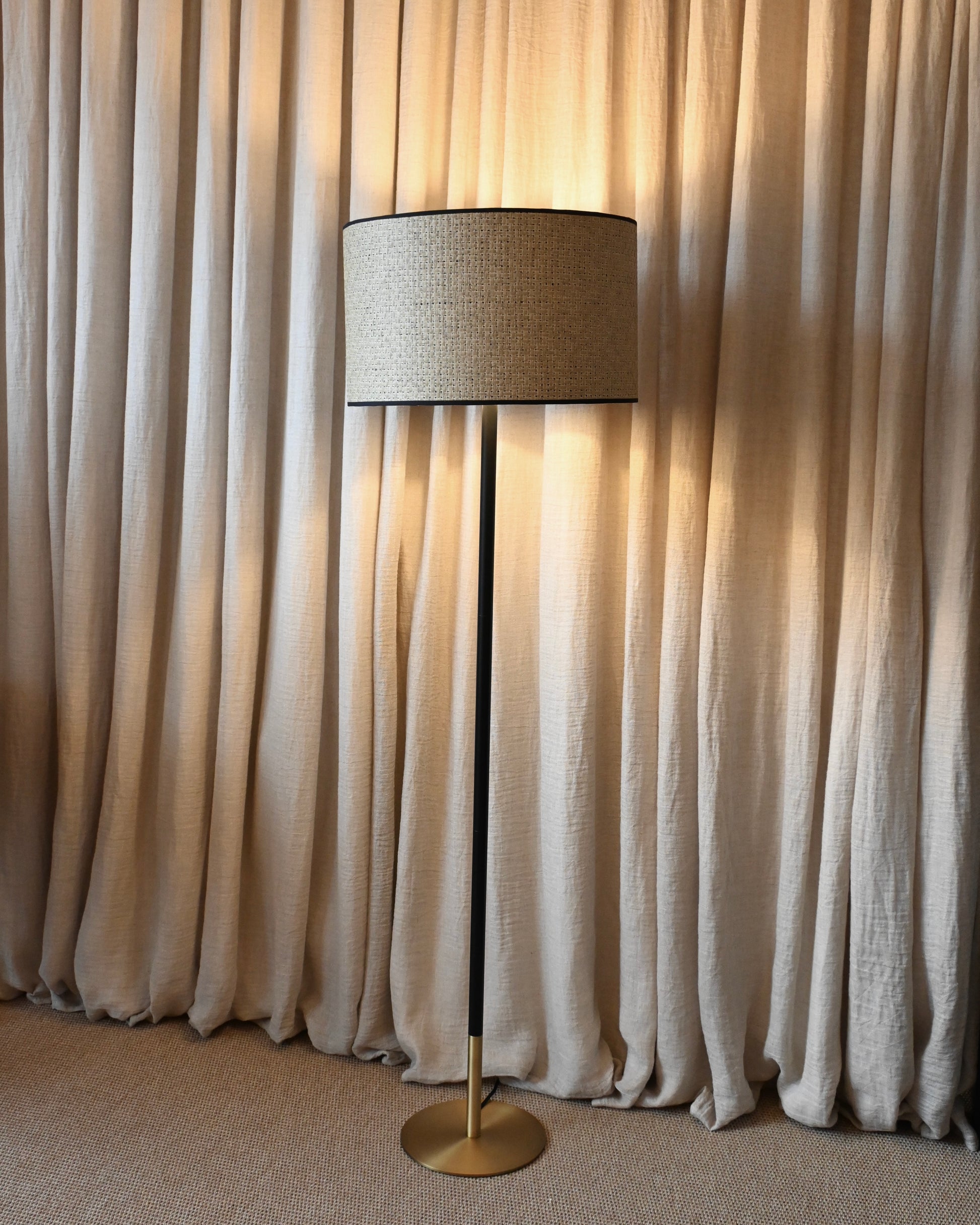 Lampara de pie negro y dorado