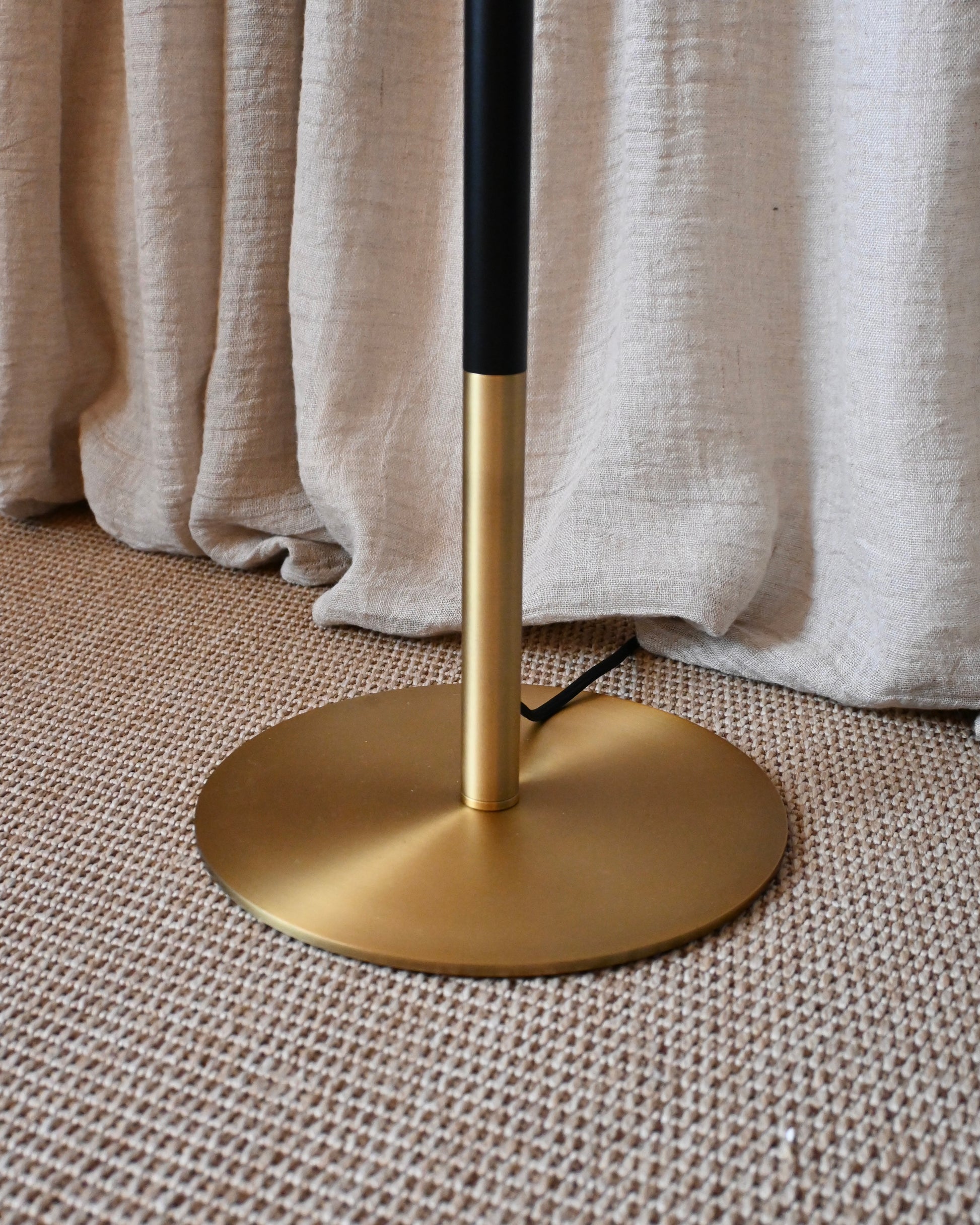 Lampara de pie negro y dorado