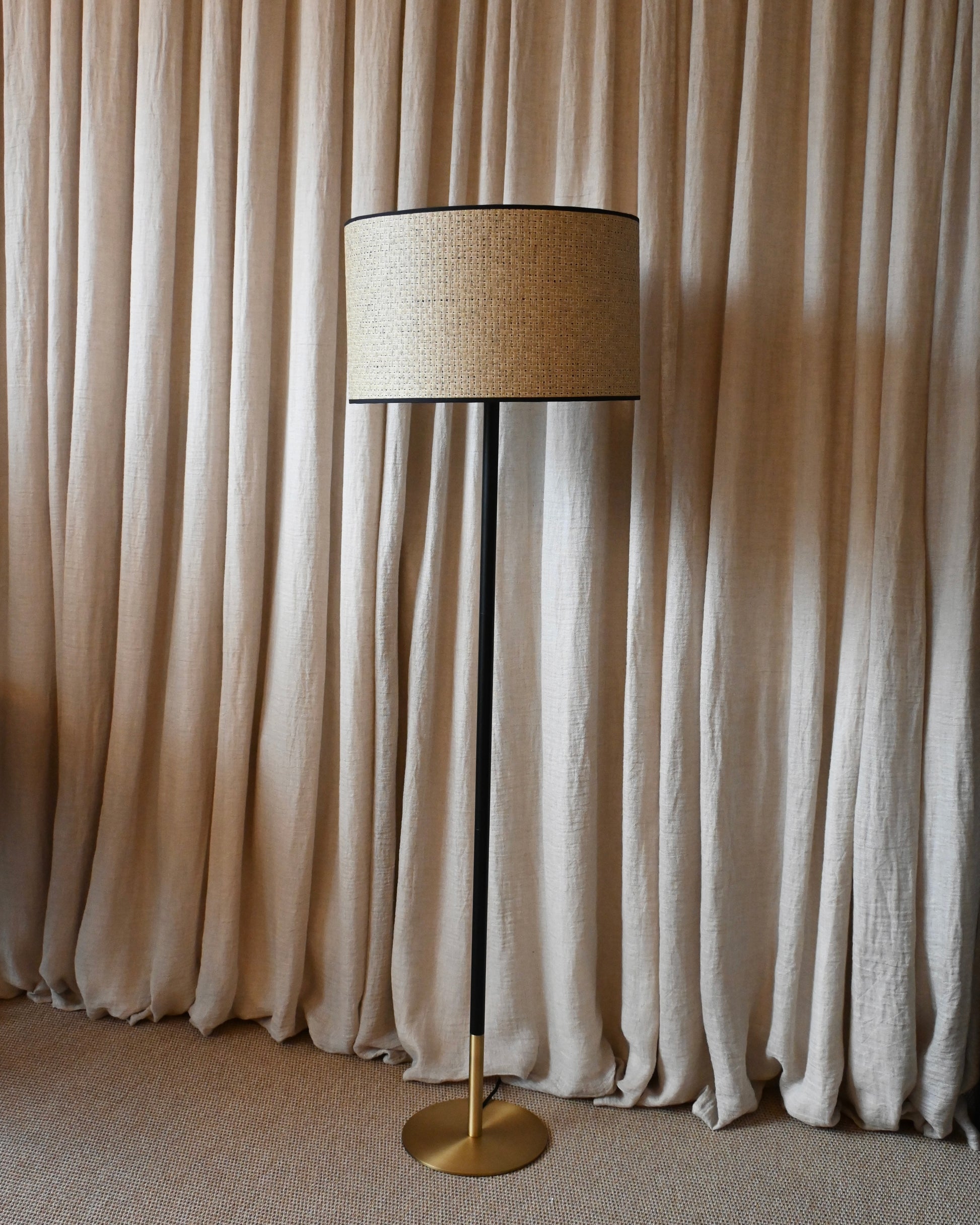 Lampara de pie negro y dorado