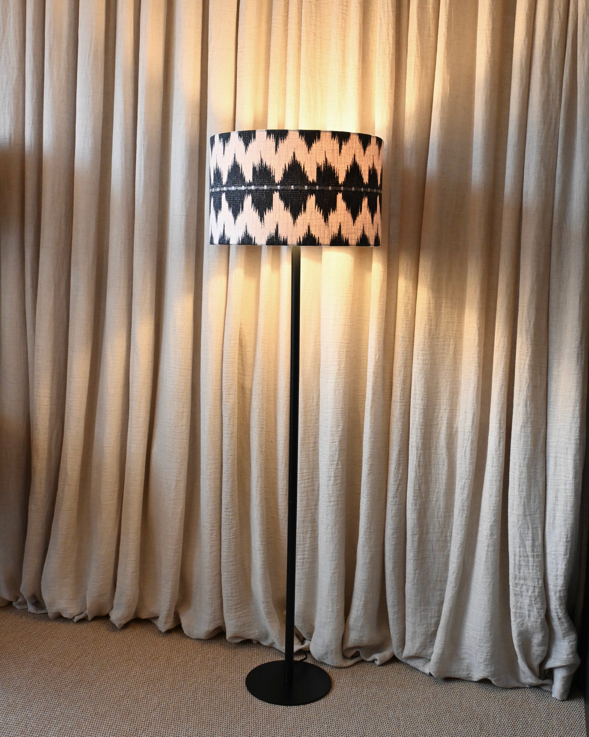 Lampara de pie negro