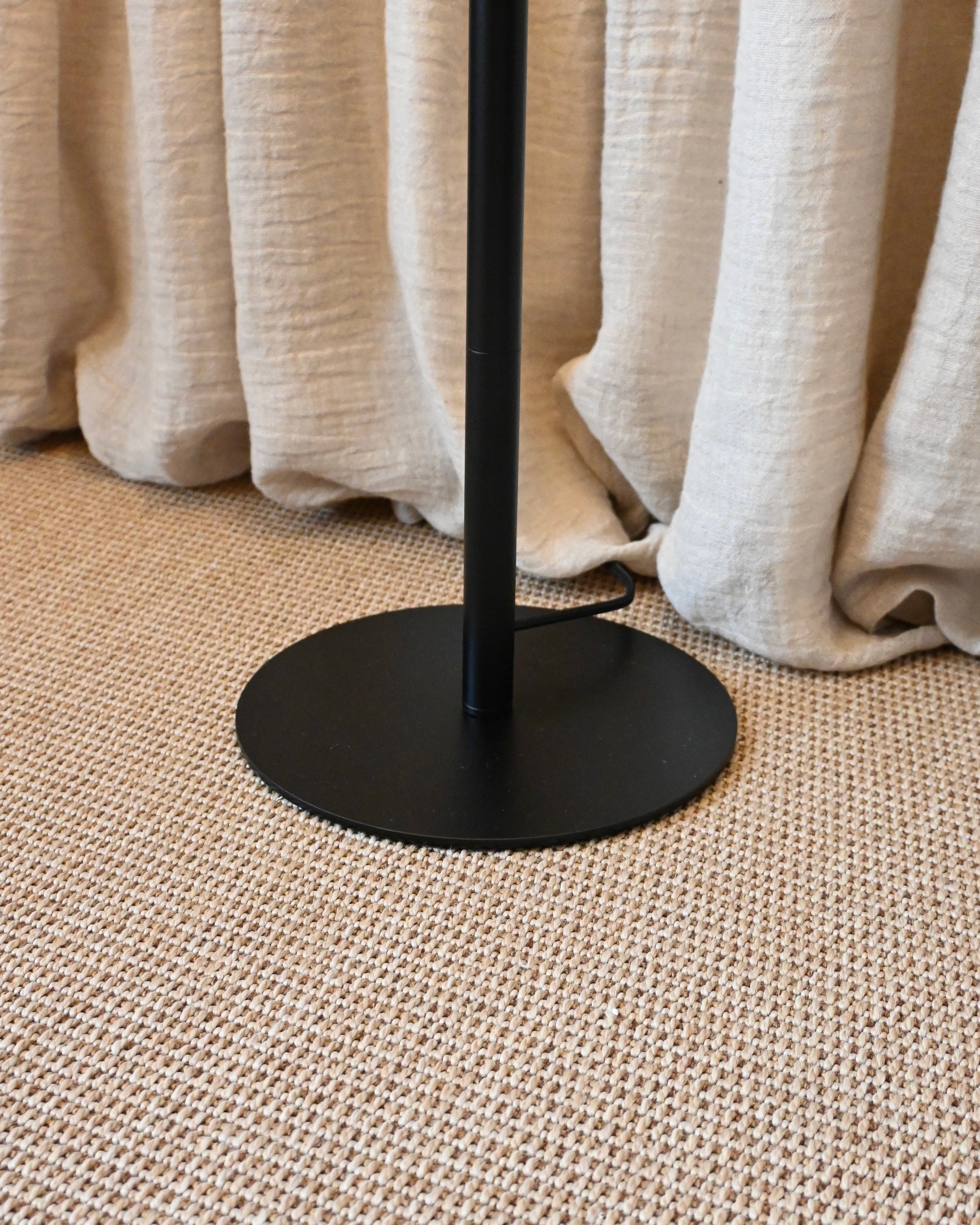 Lampara de pie negro