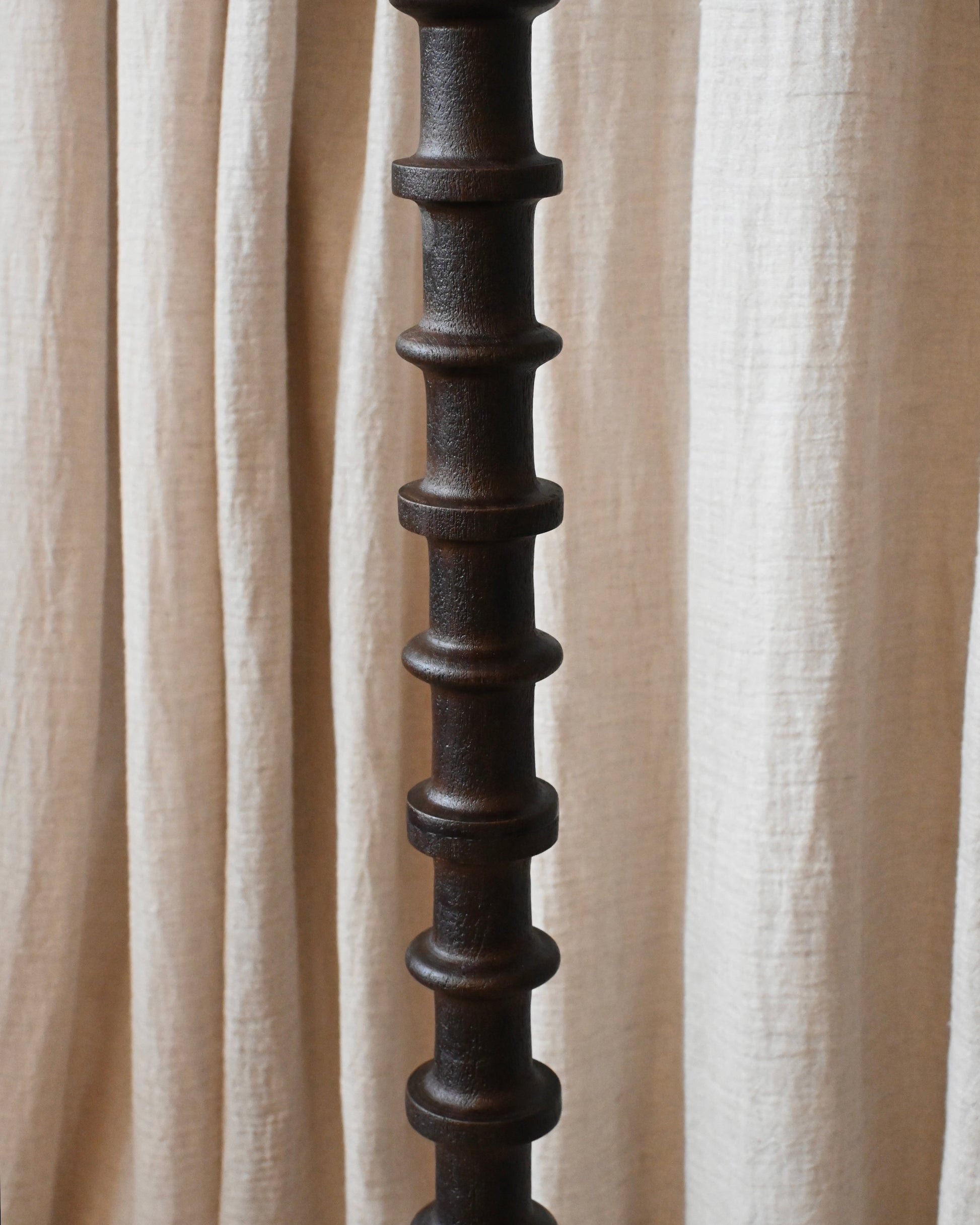 Lámpara de Pie Totem en madera Negra