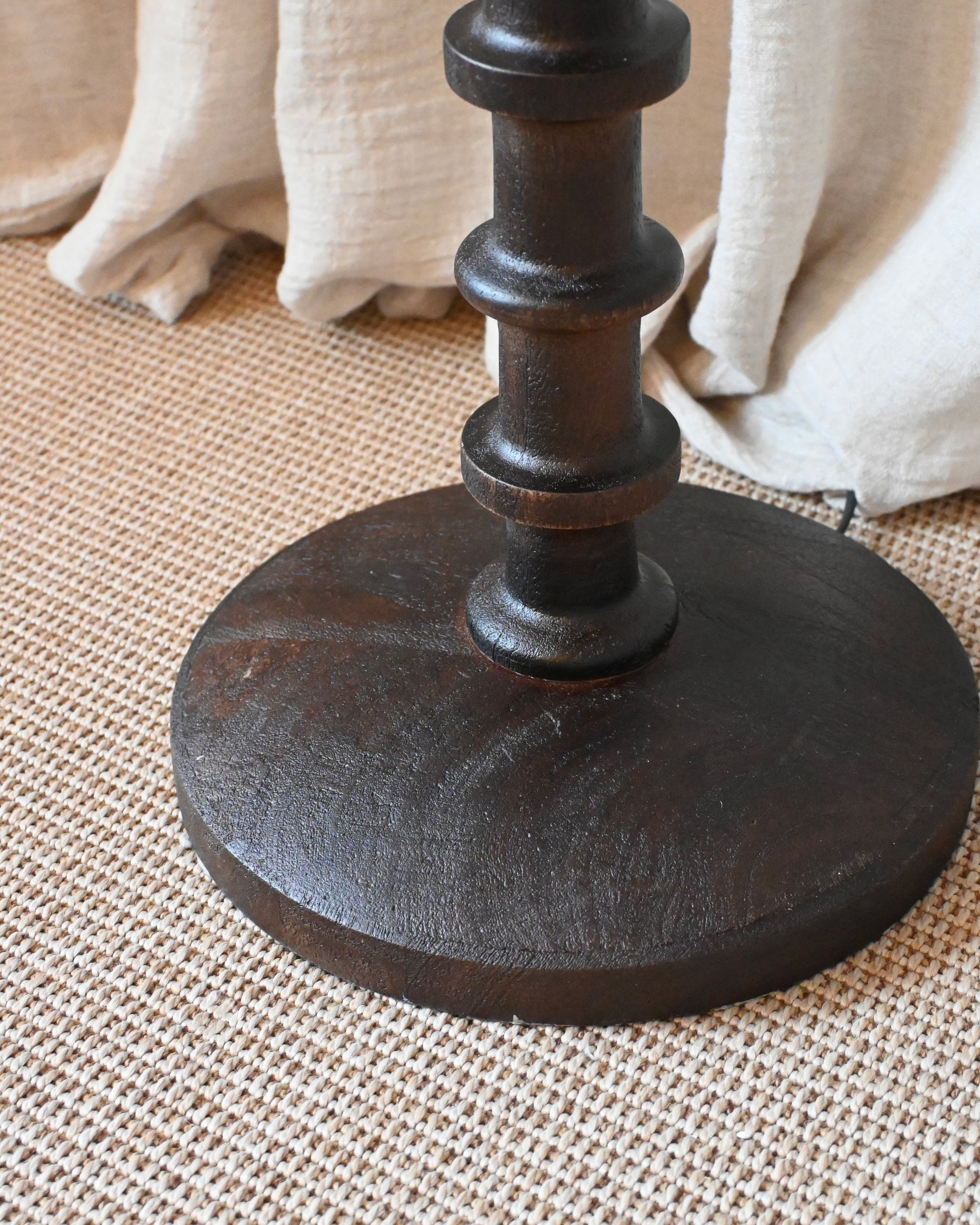 Lámpara de Pie Totem en madera Negra