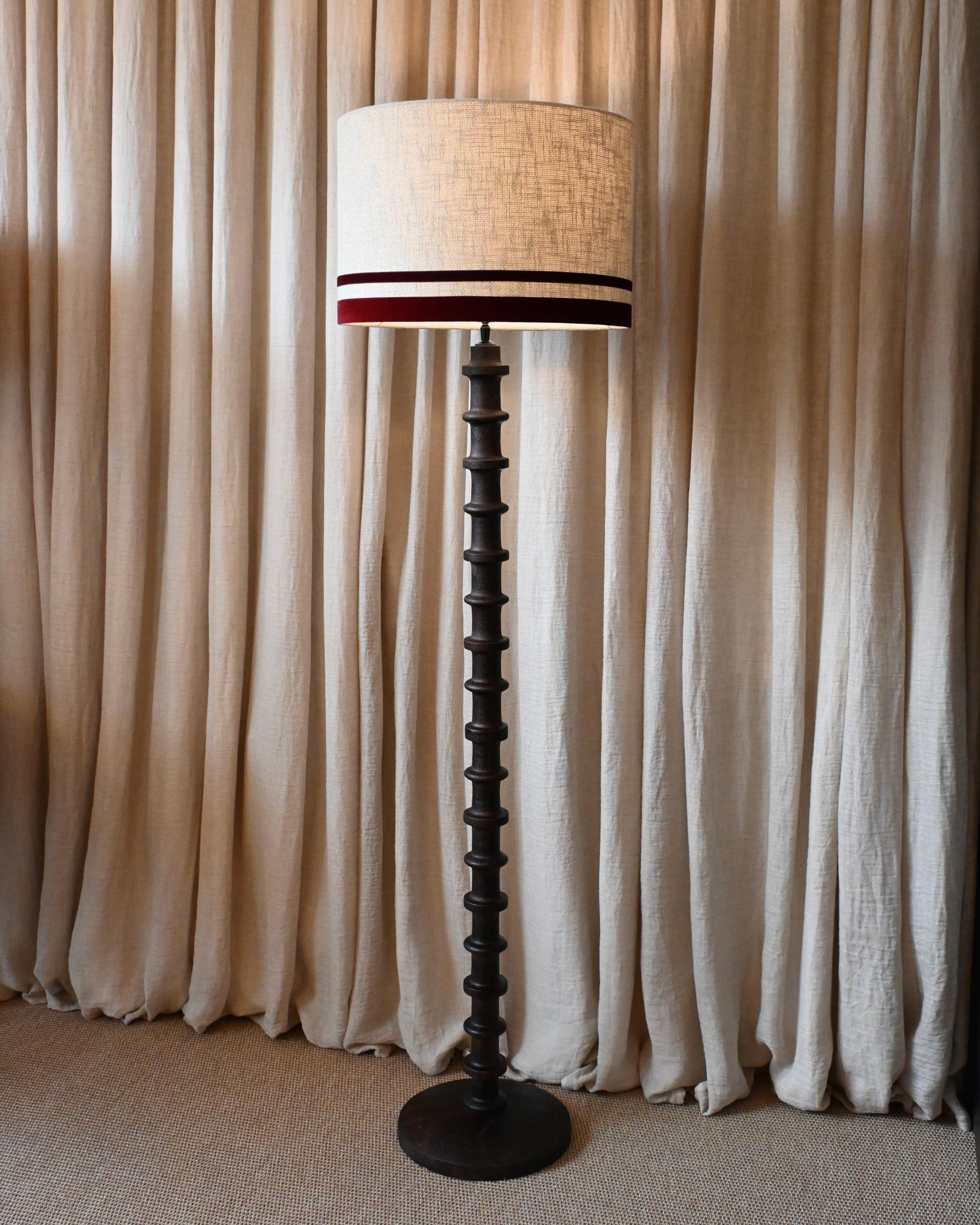 Lámpara de Pie Totem en madera Negra