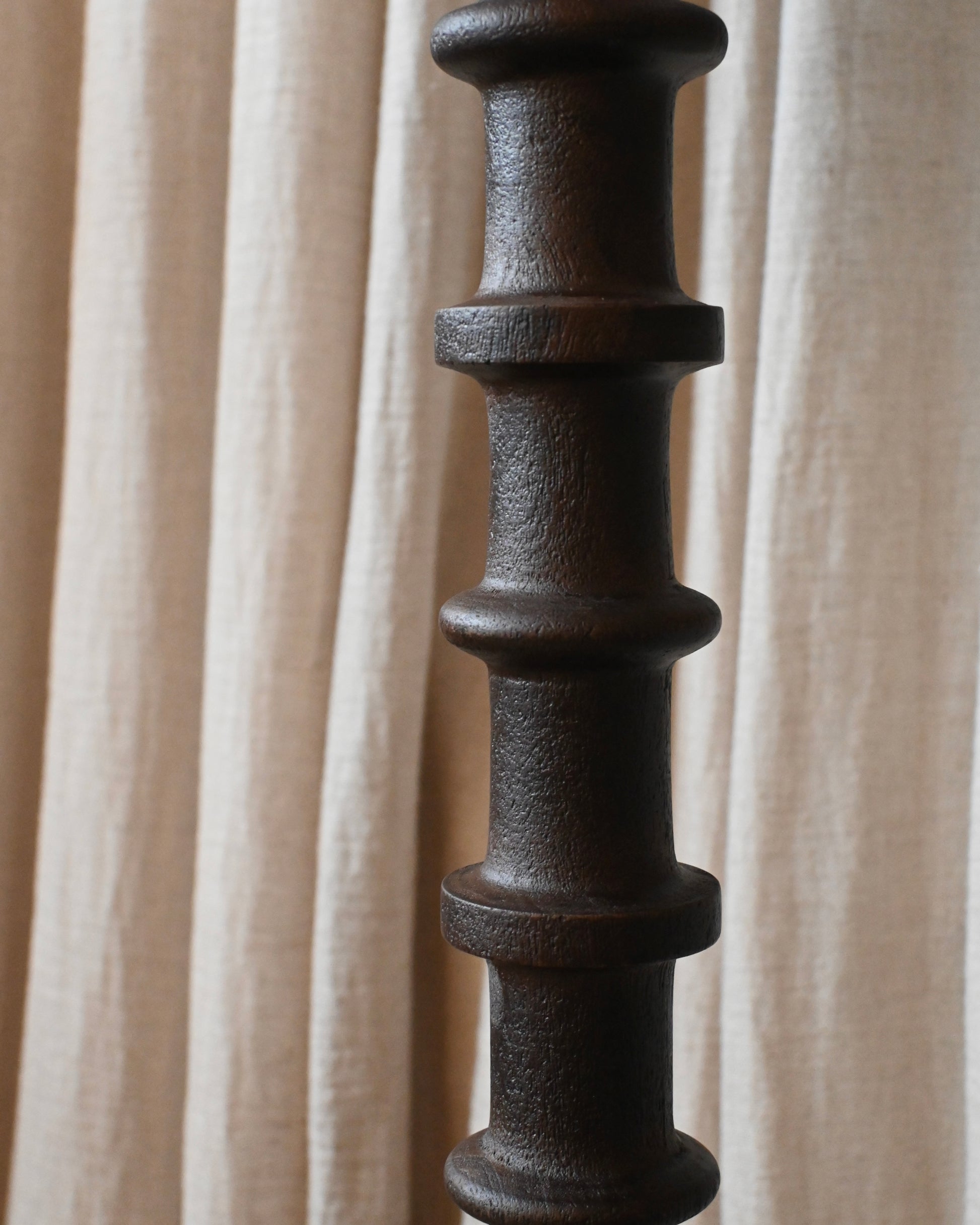 Lámpara de Pie Totem en madera Negra