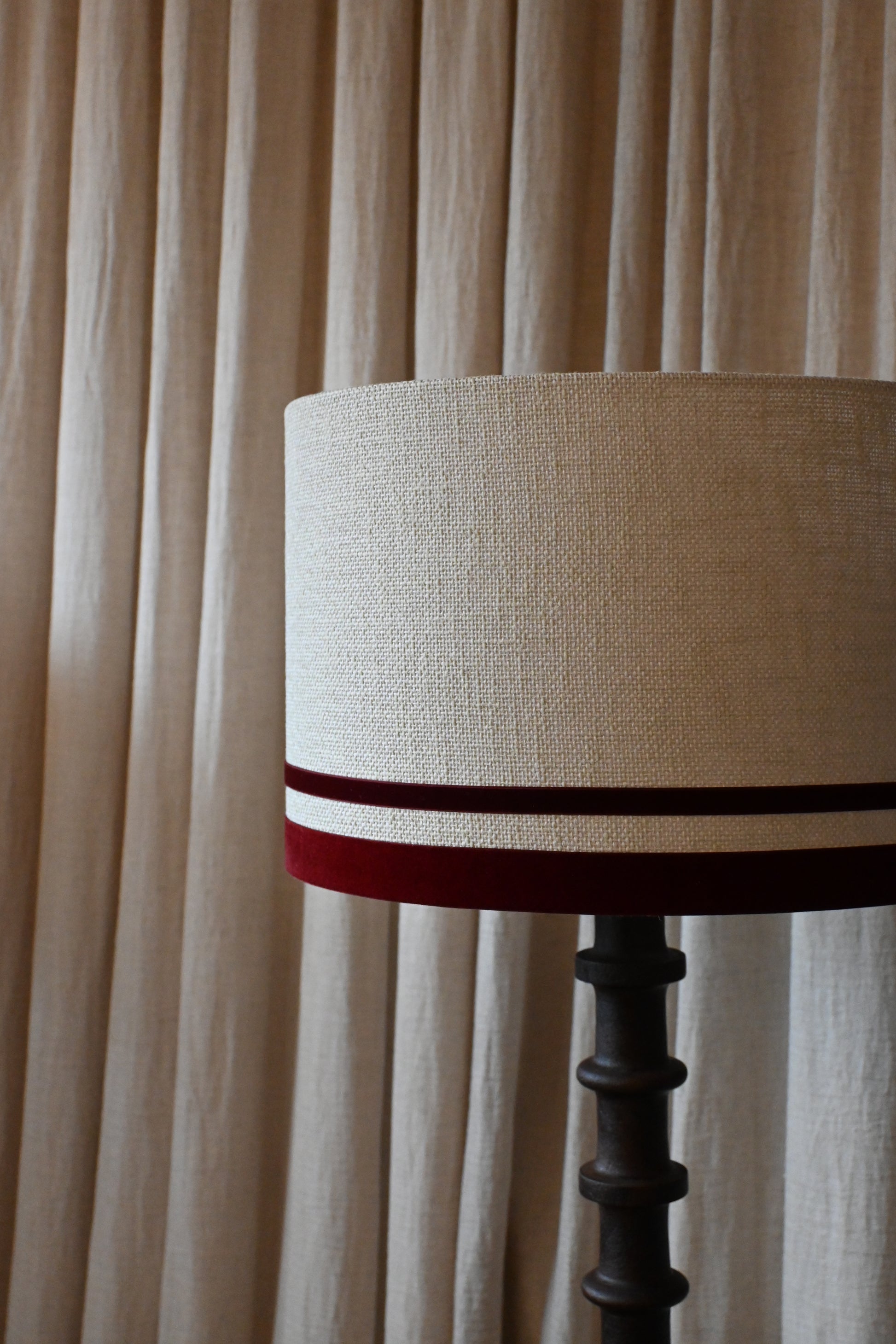 Lámpara de Pie Totem en madera Negra