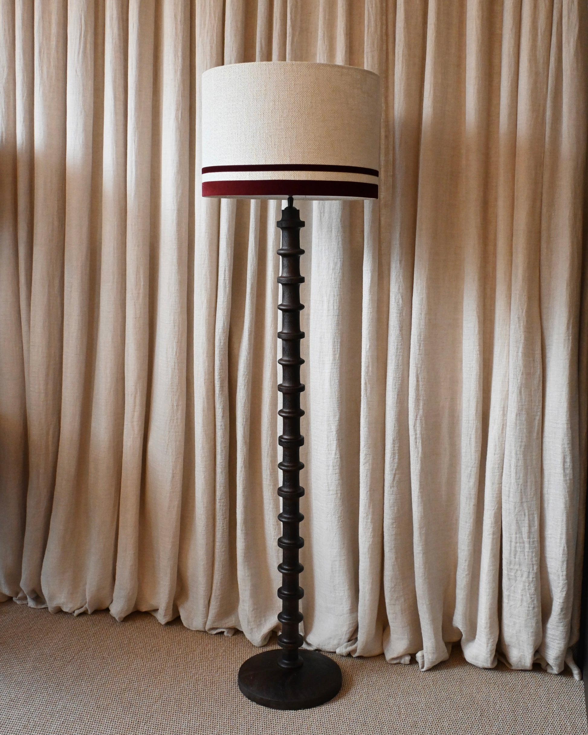 Lámpara de Pie Totem en madera Negra