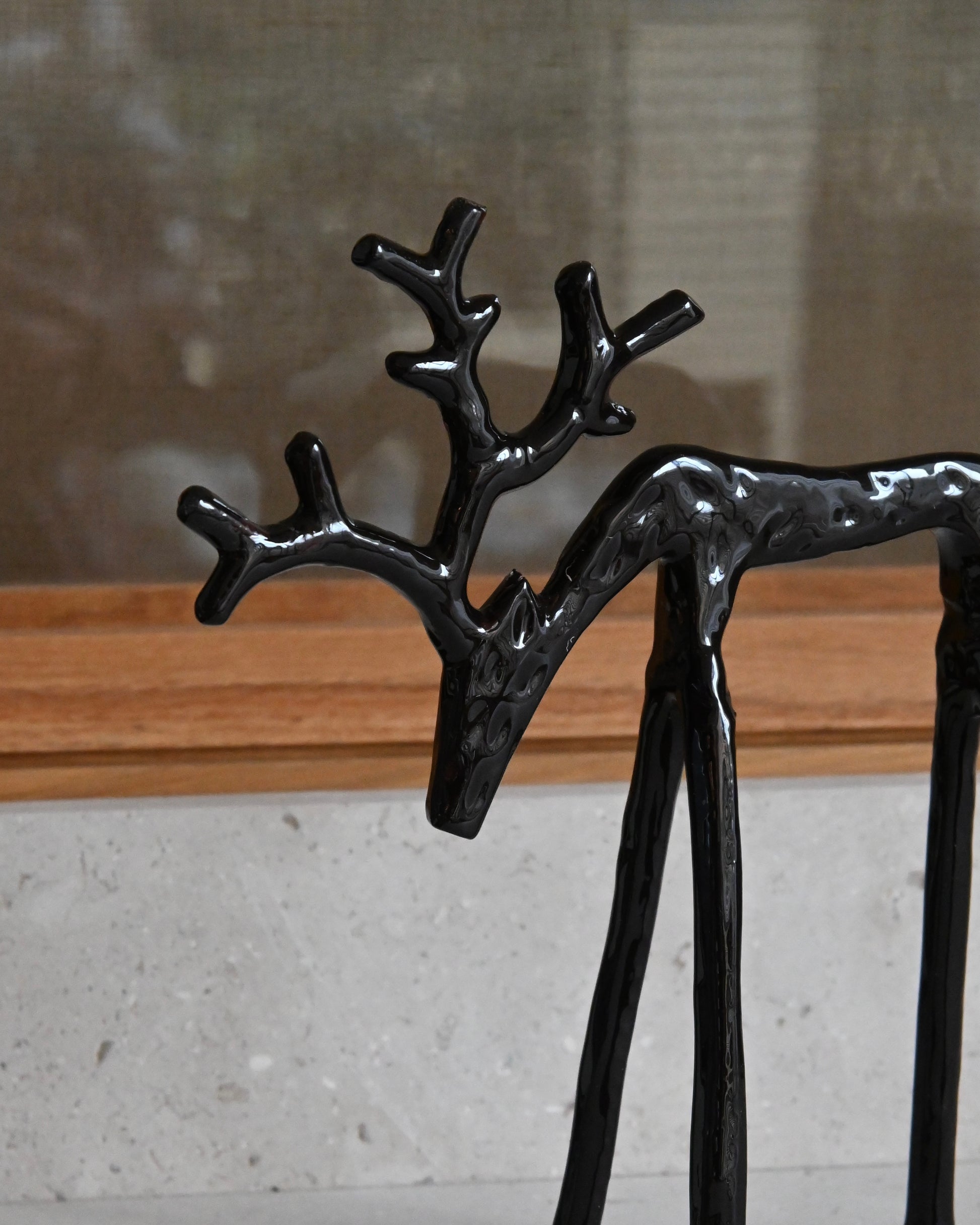 Escultura Reno en laca brillo marrón oscuro