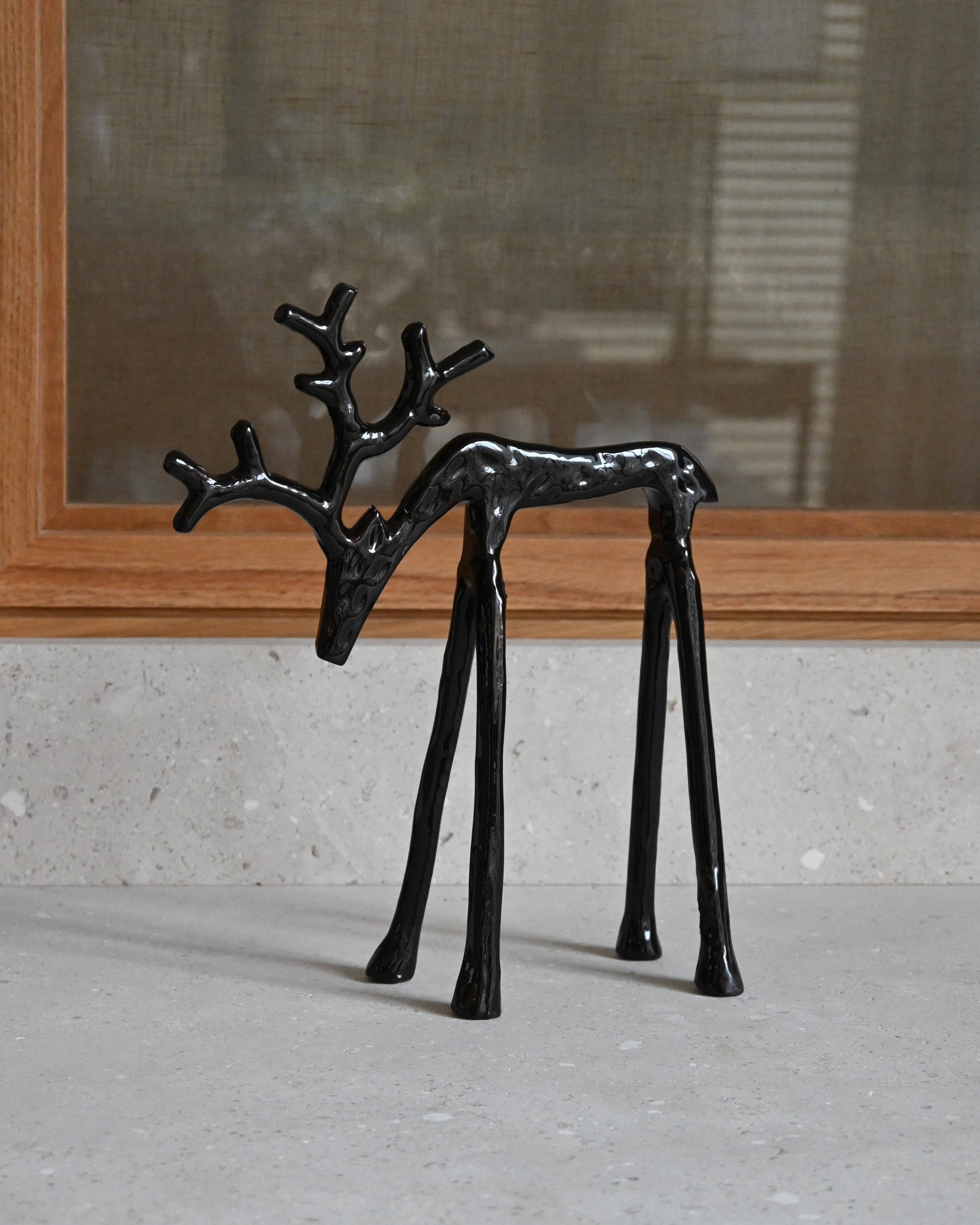 Escultura Reno en laca brillo marrón oscuro