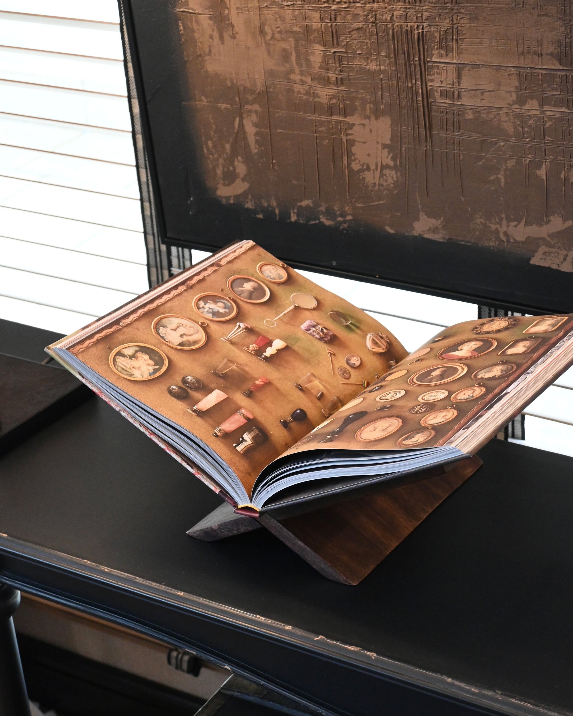 Atril portalibros de madera oscura