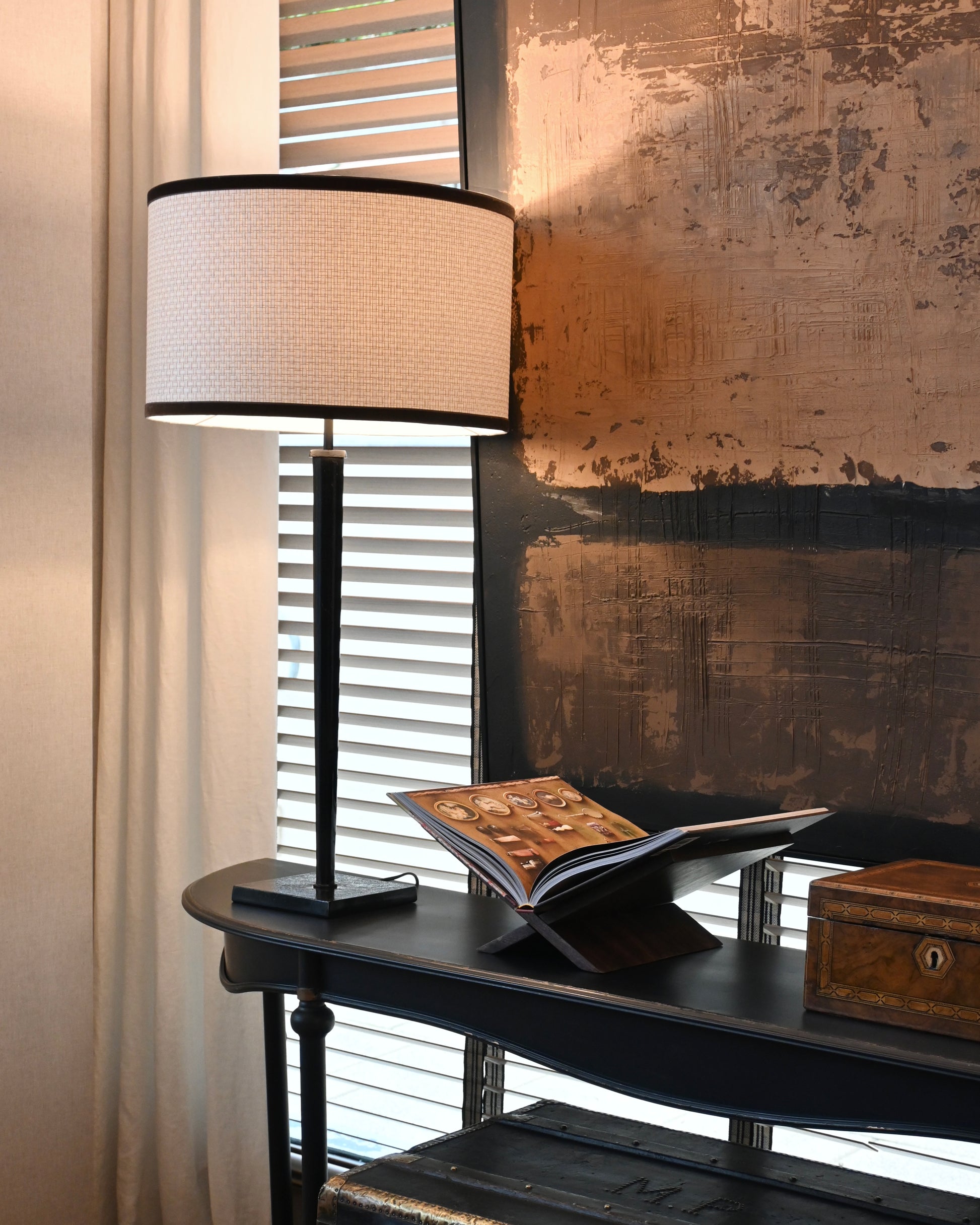 Atril portalibros de madera oscura