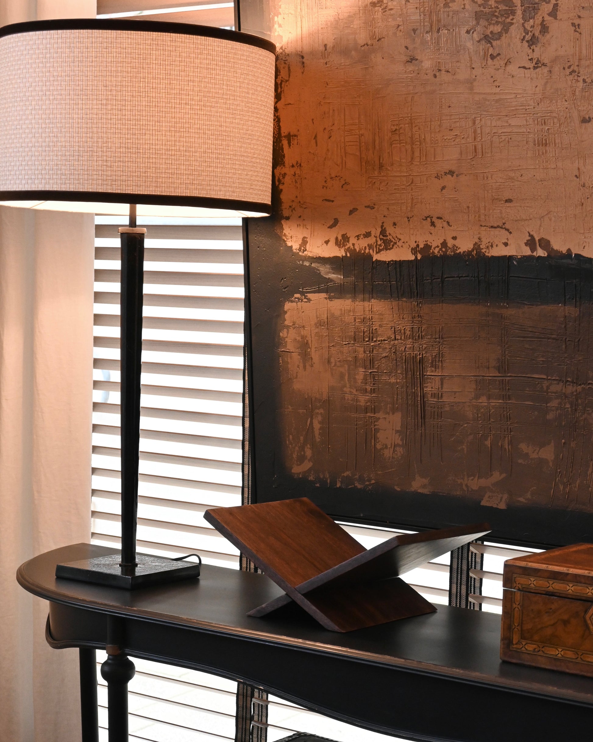 Atril portalibros de madera oscura