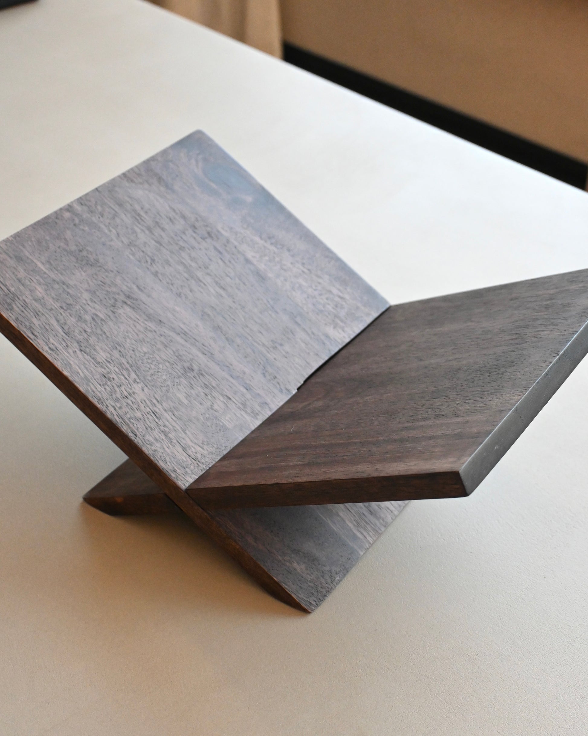 Atril portalibros de madera oscura