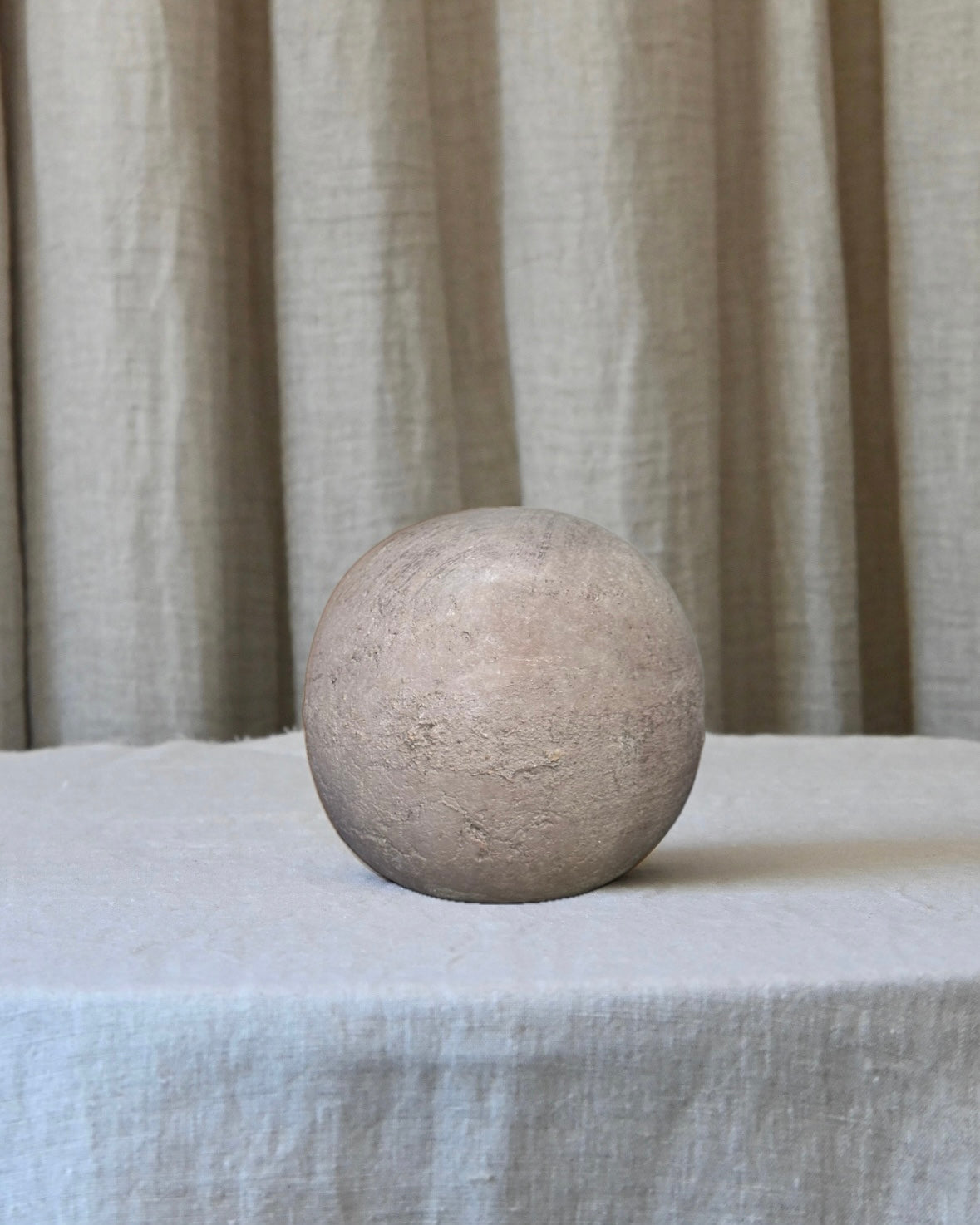 Bola de barro decorativa