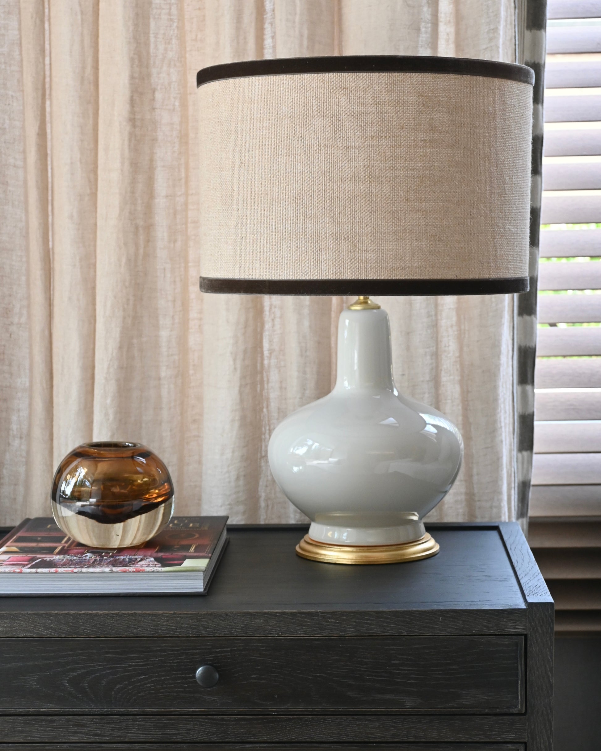 Base Panticosa S en cerámica piedra con peana dorada