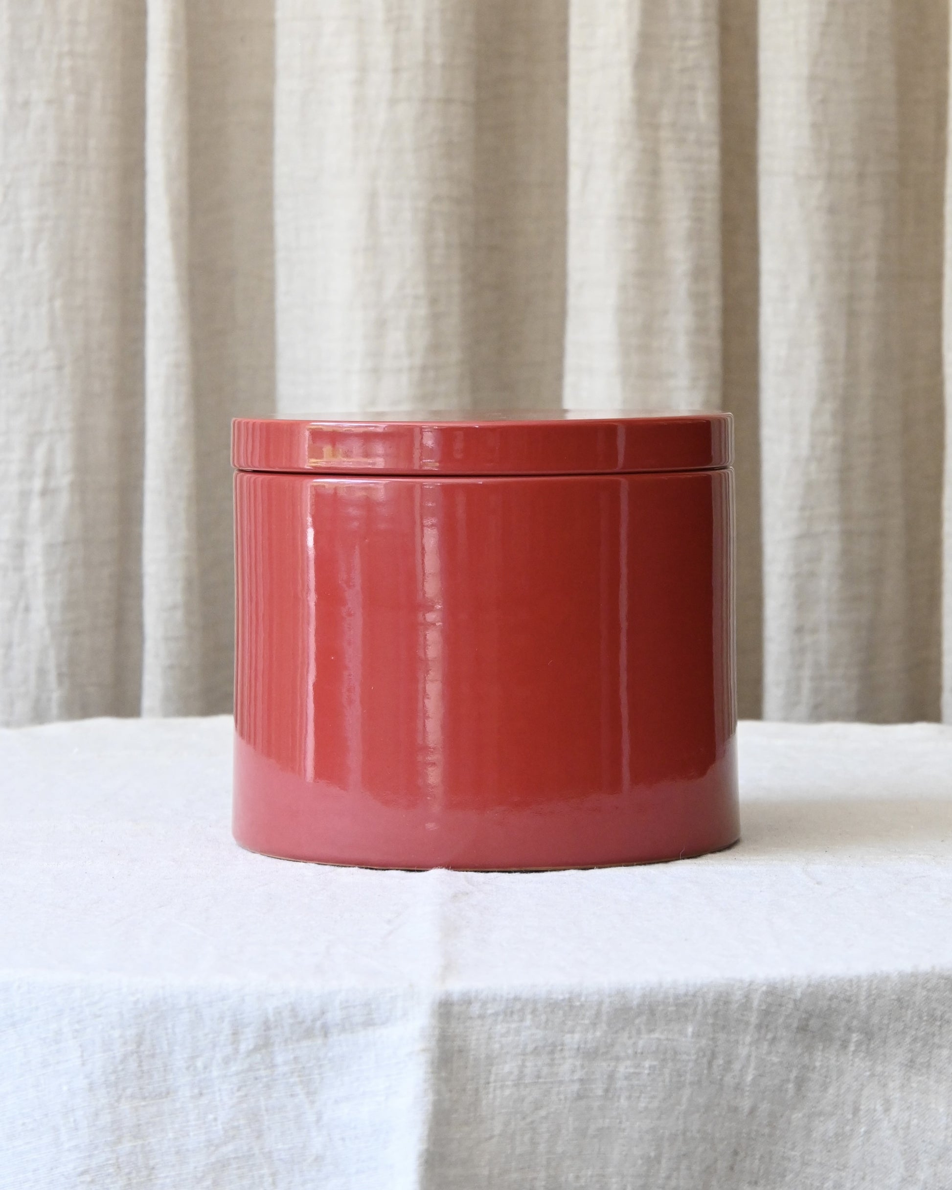 Caja redonda en cerámica roja
