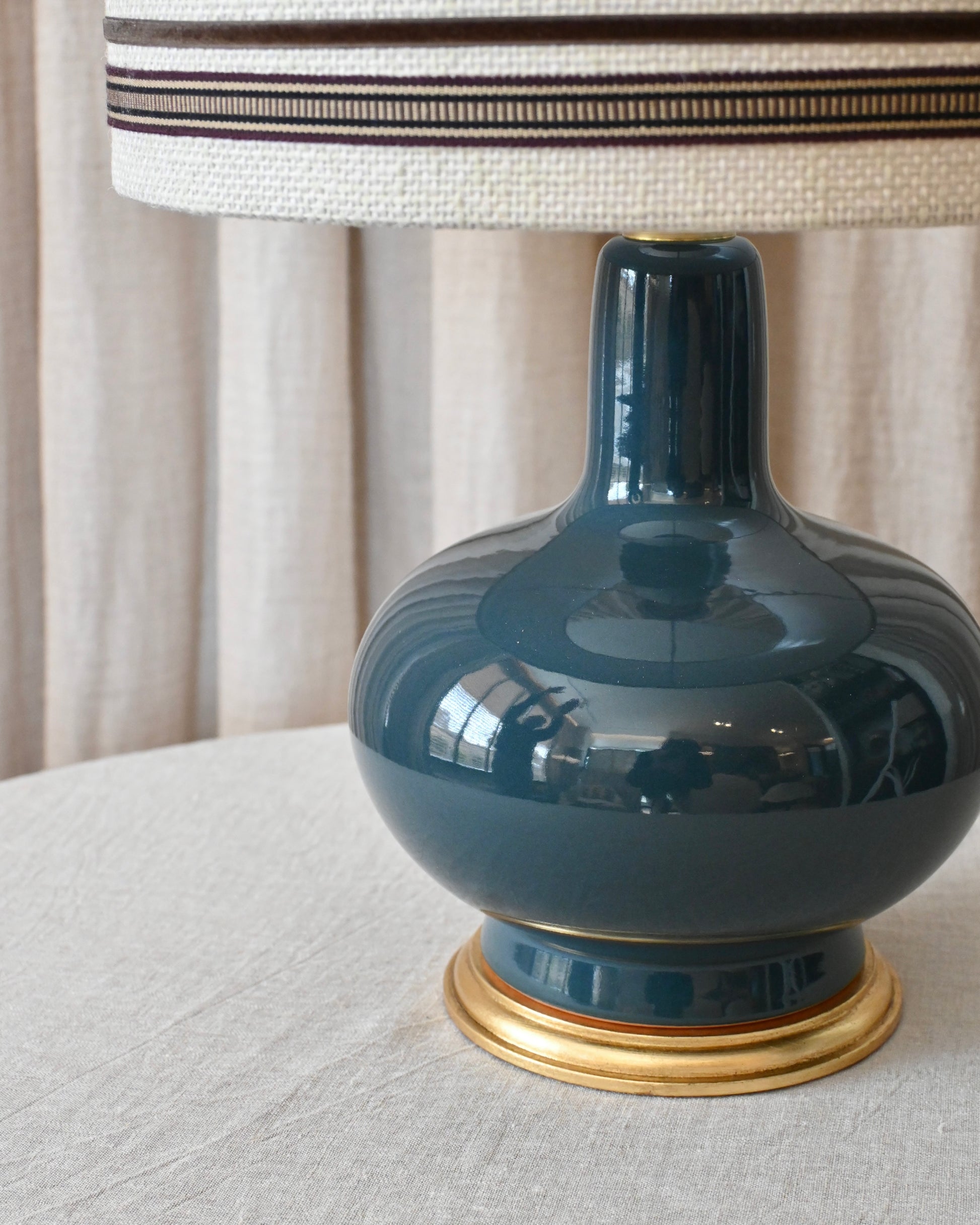 Base Panticosa S en cerámica azul con peana dorada