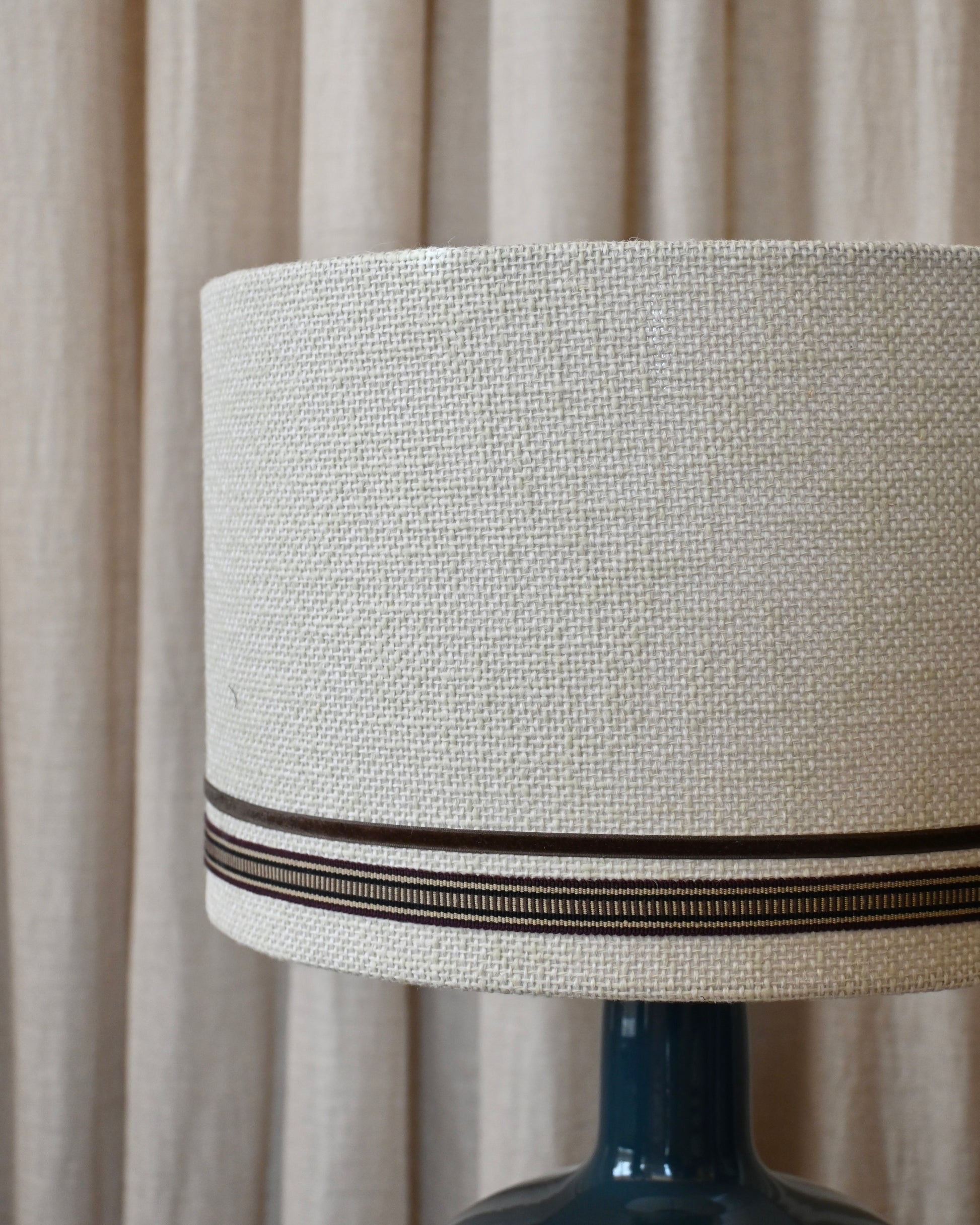 Base Panticosa S en cerámica azul con peana dorada