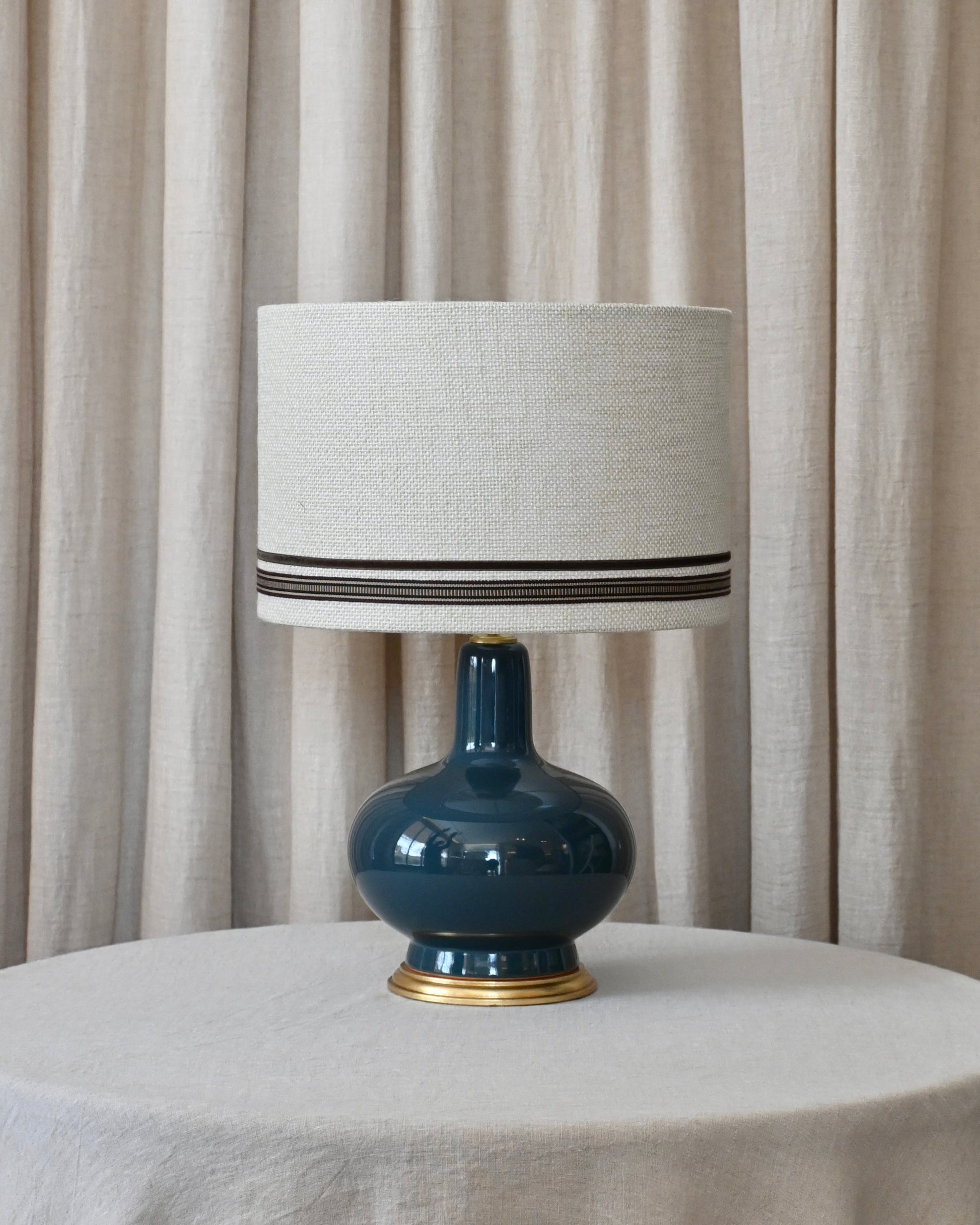 Base Panticosa S en cerámica azul con peana dorada