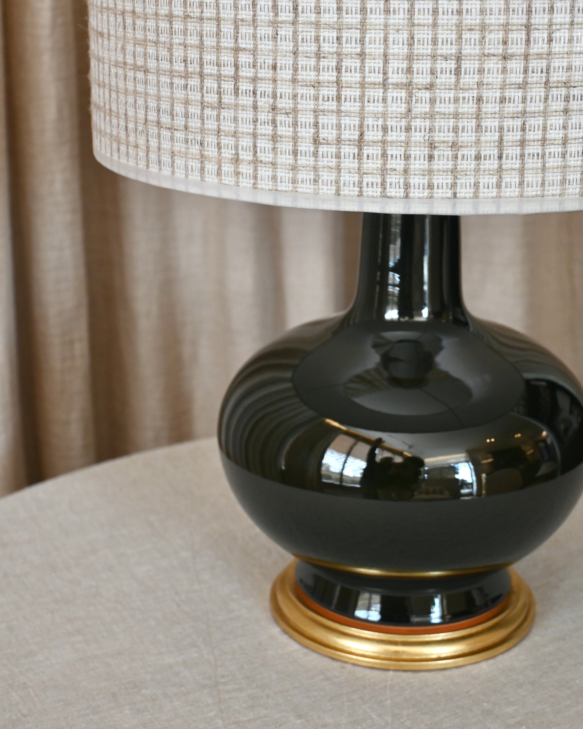 Base Panticosa S en cerámica verde oscuro con peana dorada