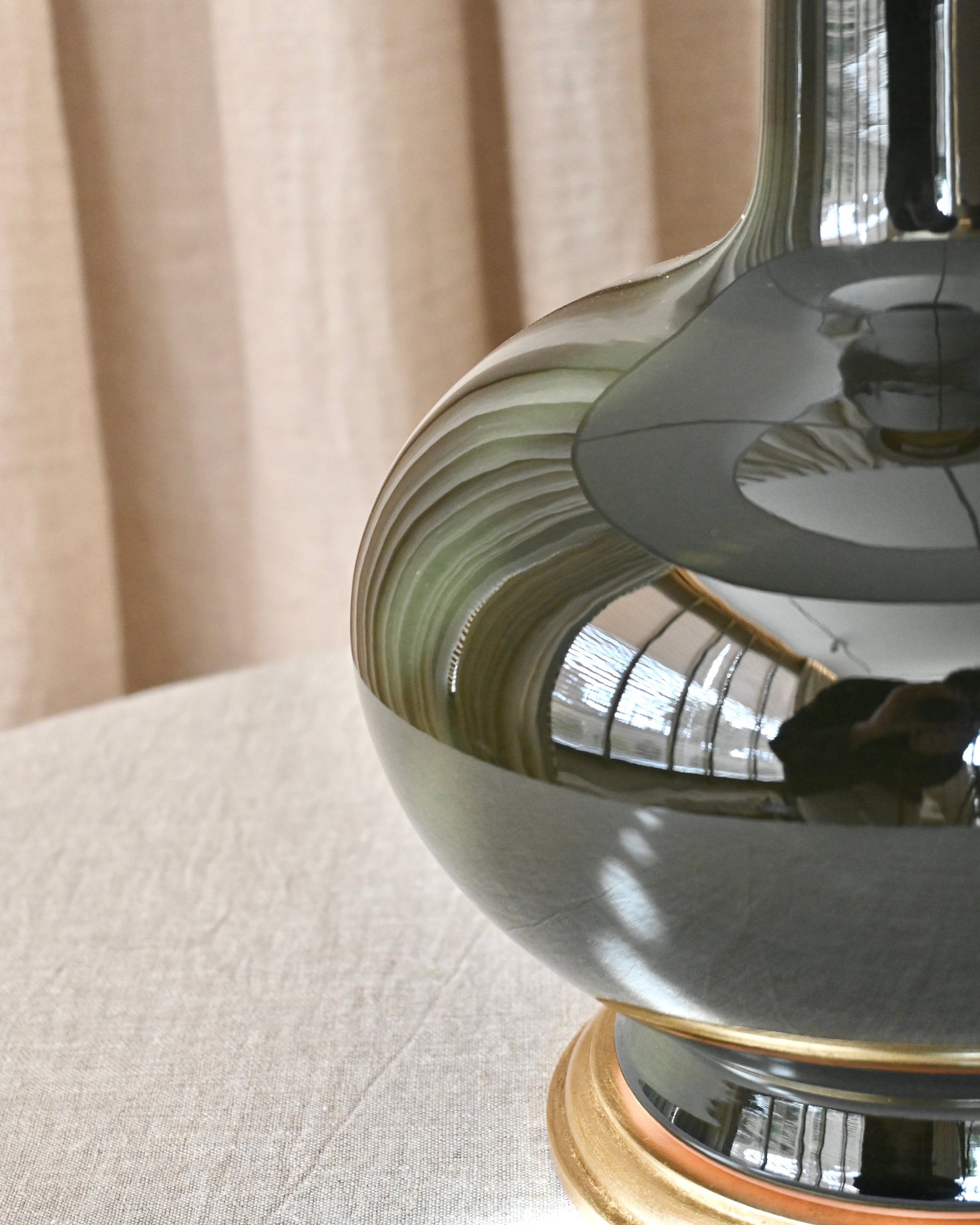 Base Panticosa S en cerámica verde oscuro con peana dorada