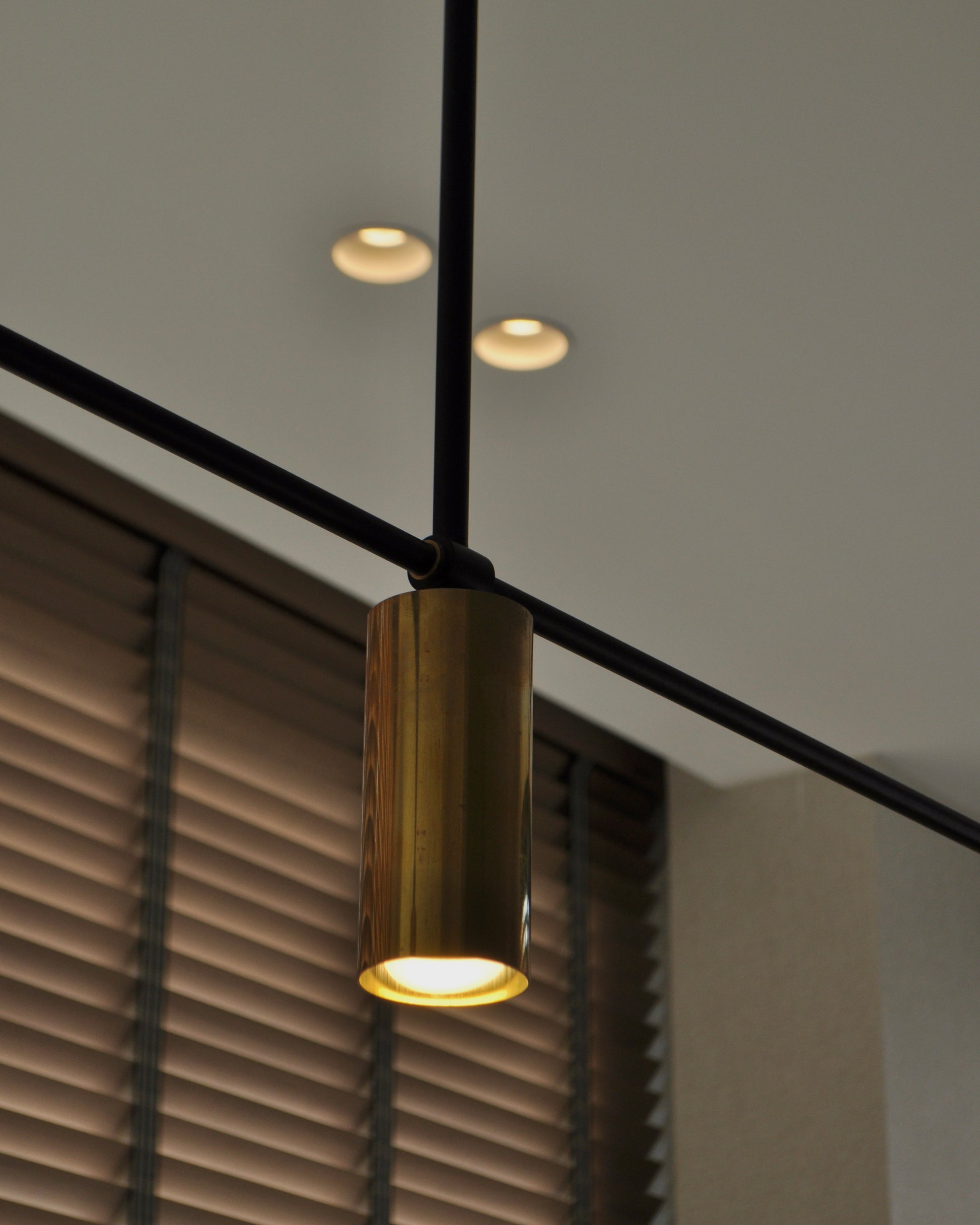 Lámpara de techo hierro negro y latón dorado