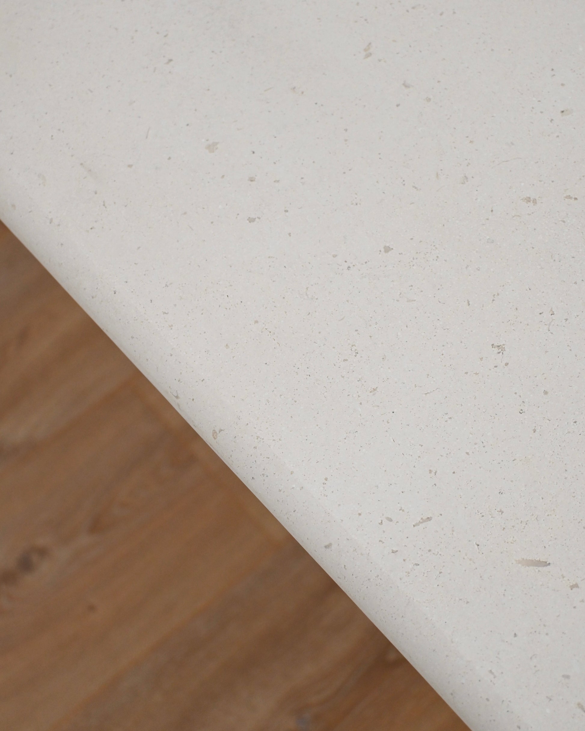 Mesa de comedor T en piedra caliza