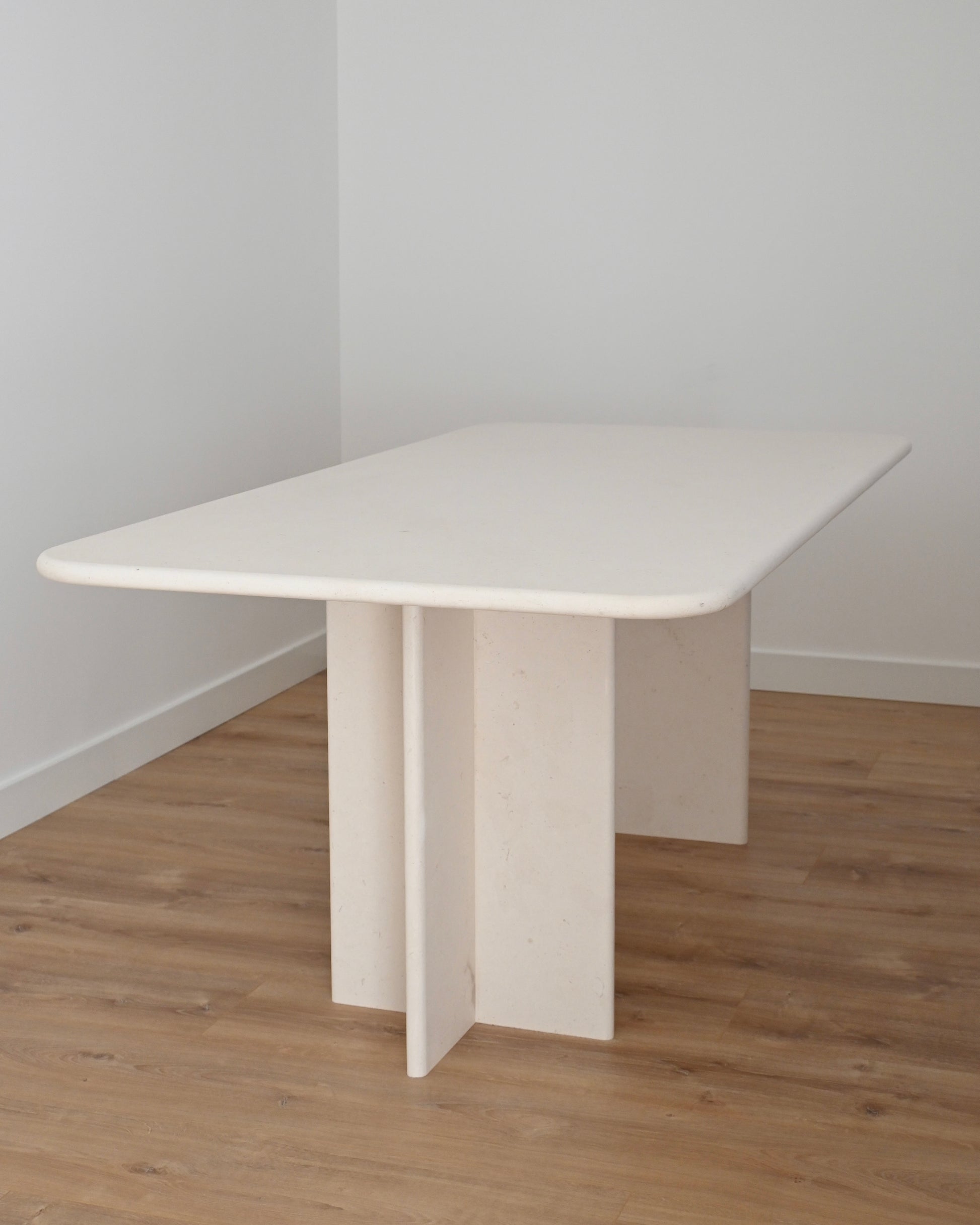 Mesa de comedor T en piedra caliza