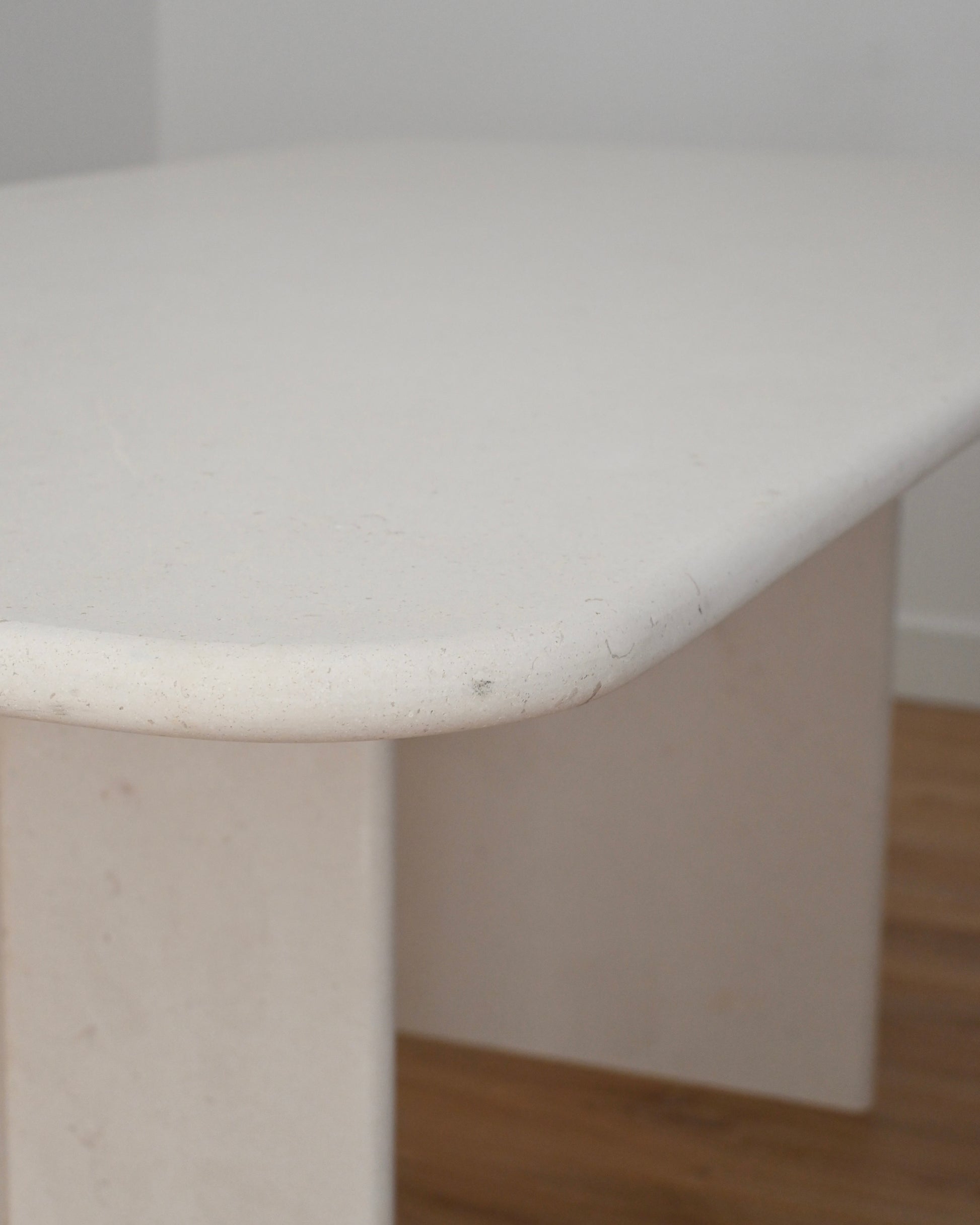 Mesa de comedor T en piedra caliza