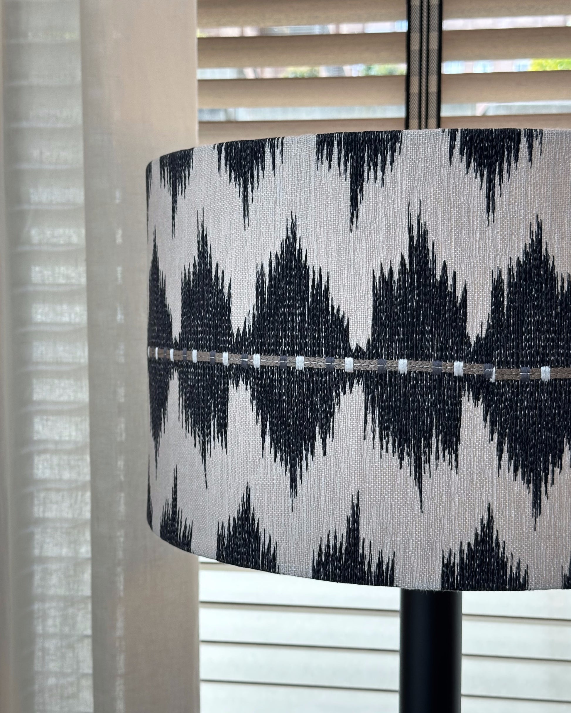 Pantalla Myrthus bordada 45Ø x 27h cm