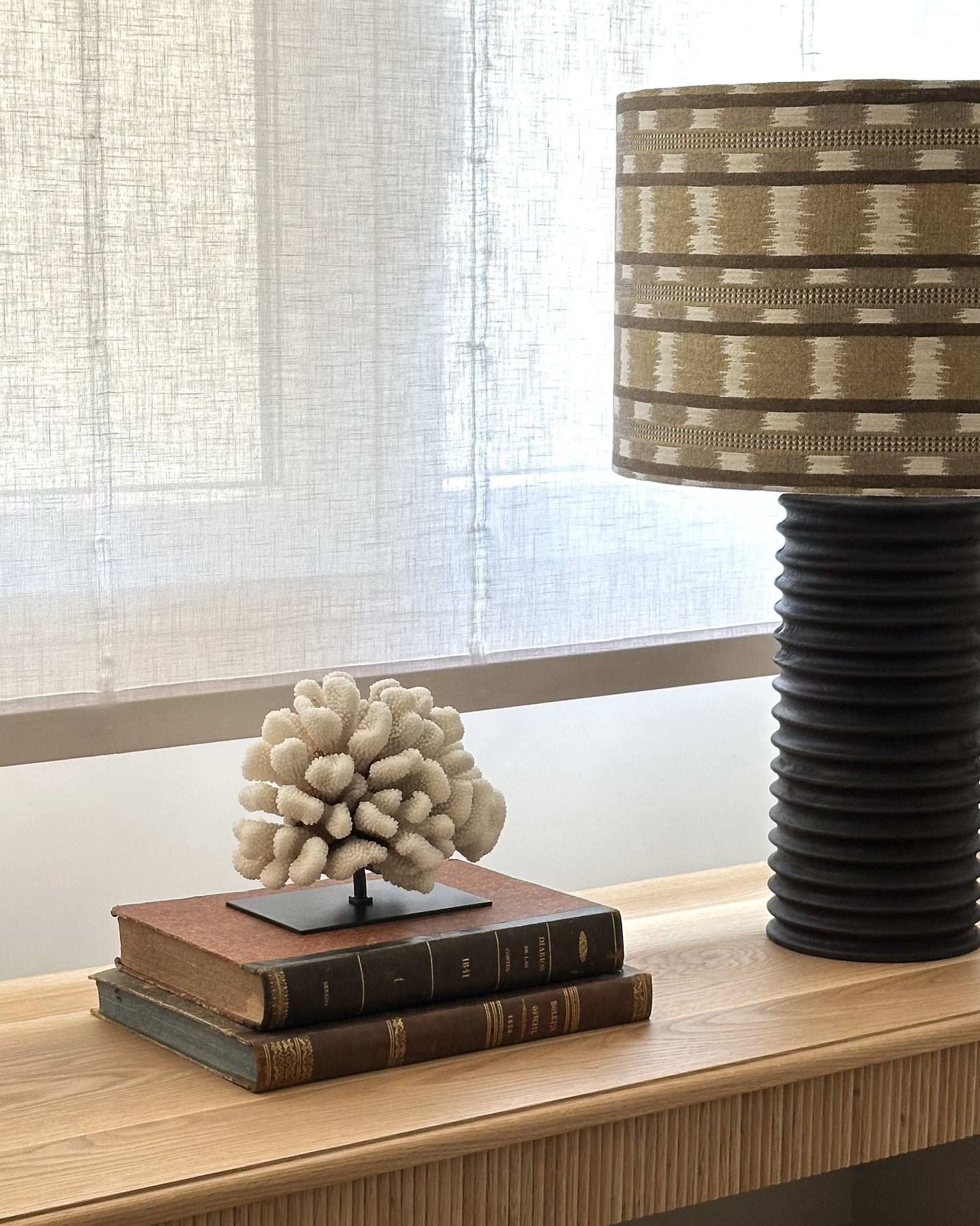 Pantalla étnica de rayas en tonos marrones 45Ø x 30h cm