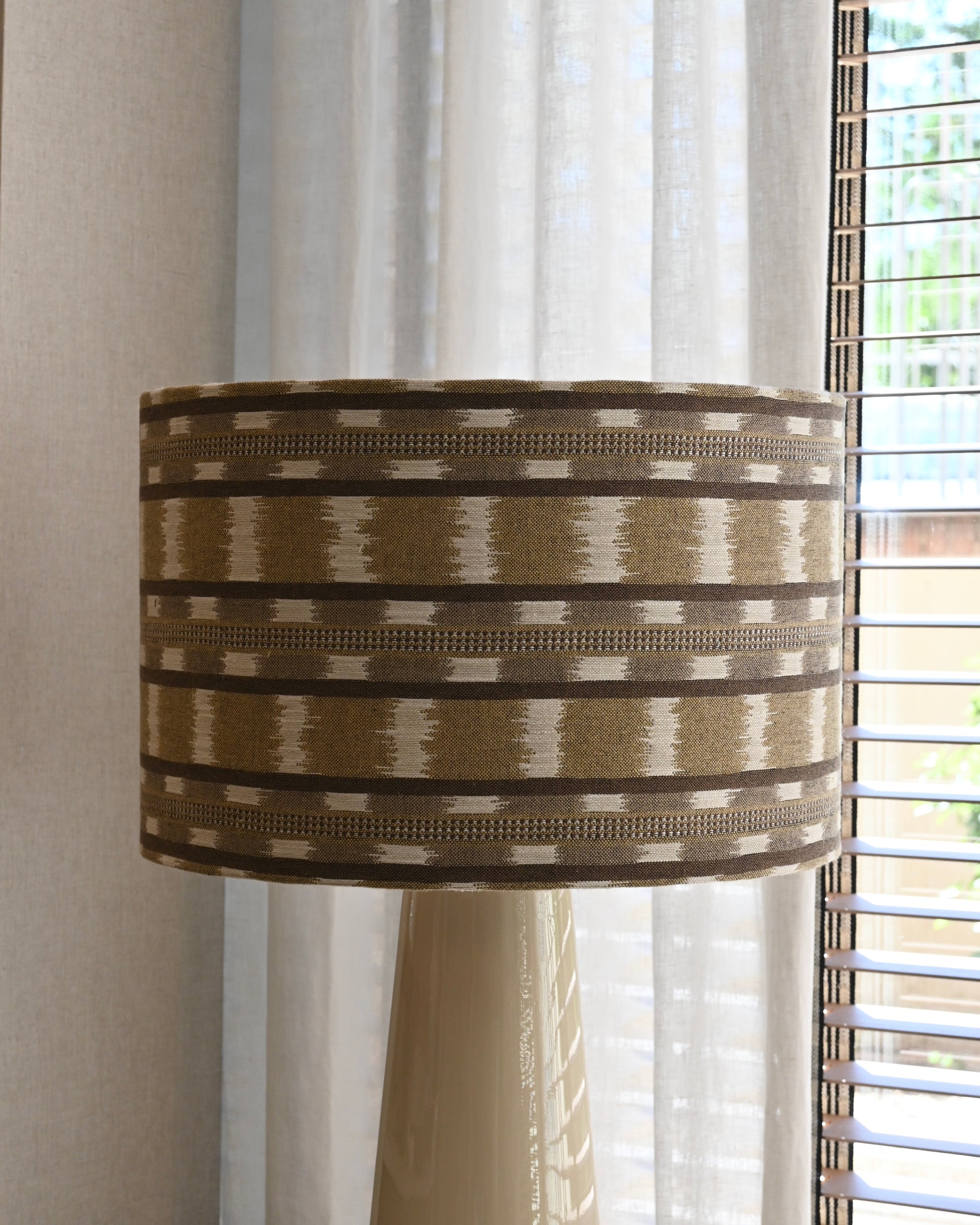 Pantalla étnica de rayas en tonos marrones 45Ø x 30h cm