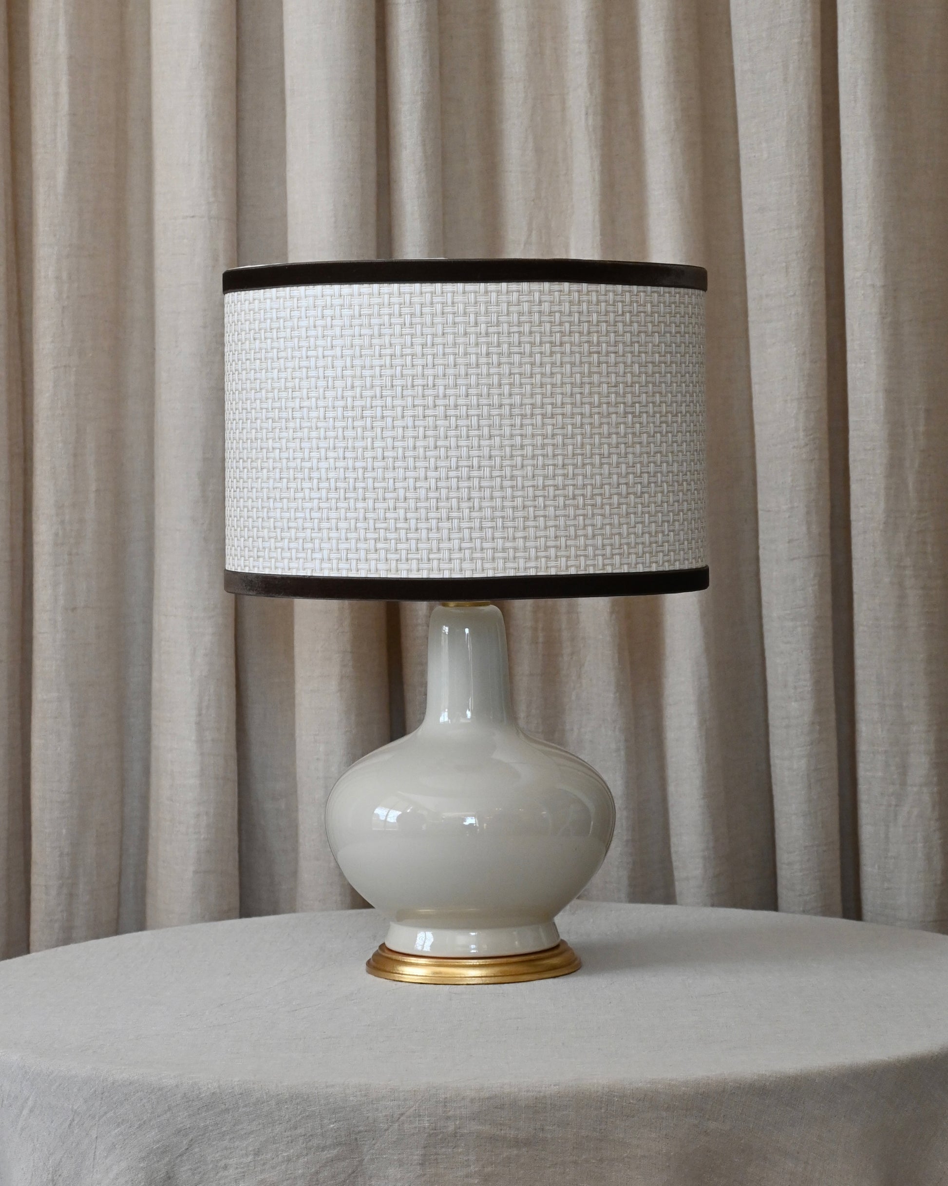 Pantalla de rafia con terciopelo marrón