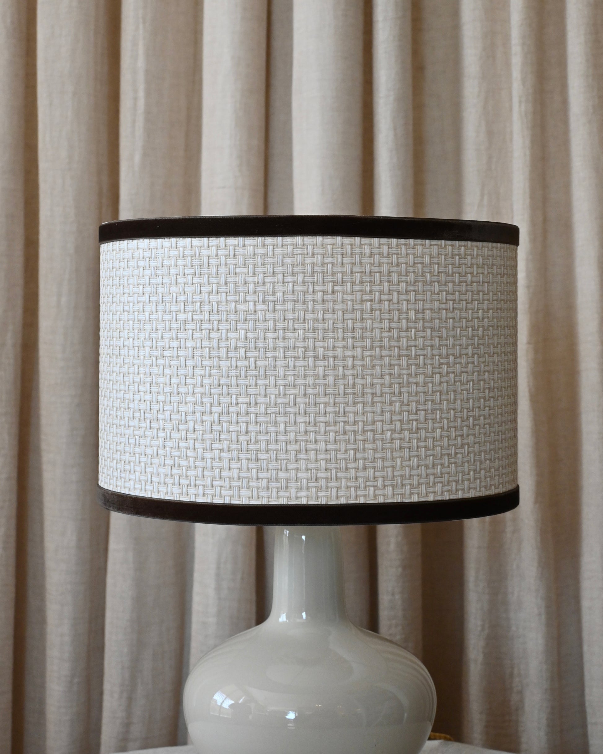 Pantalla de rafia con terciopelo marrón