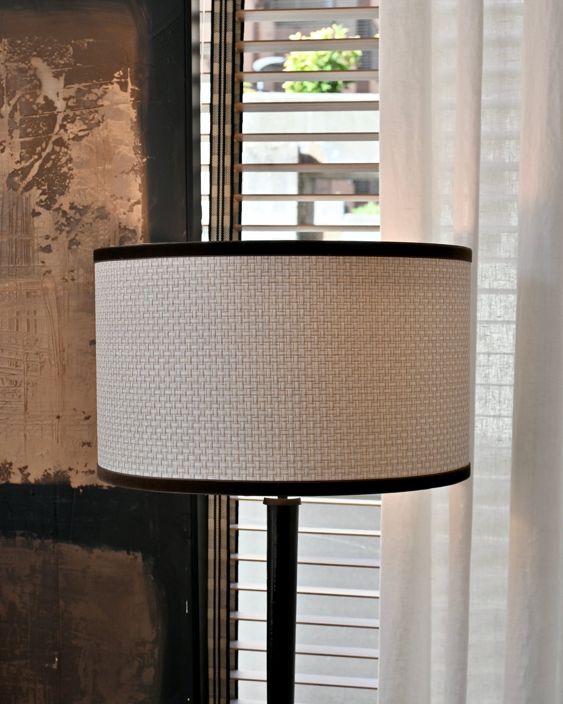 Pantalla de rafia con terciopelo marrón