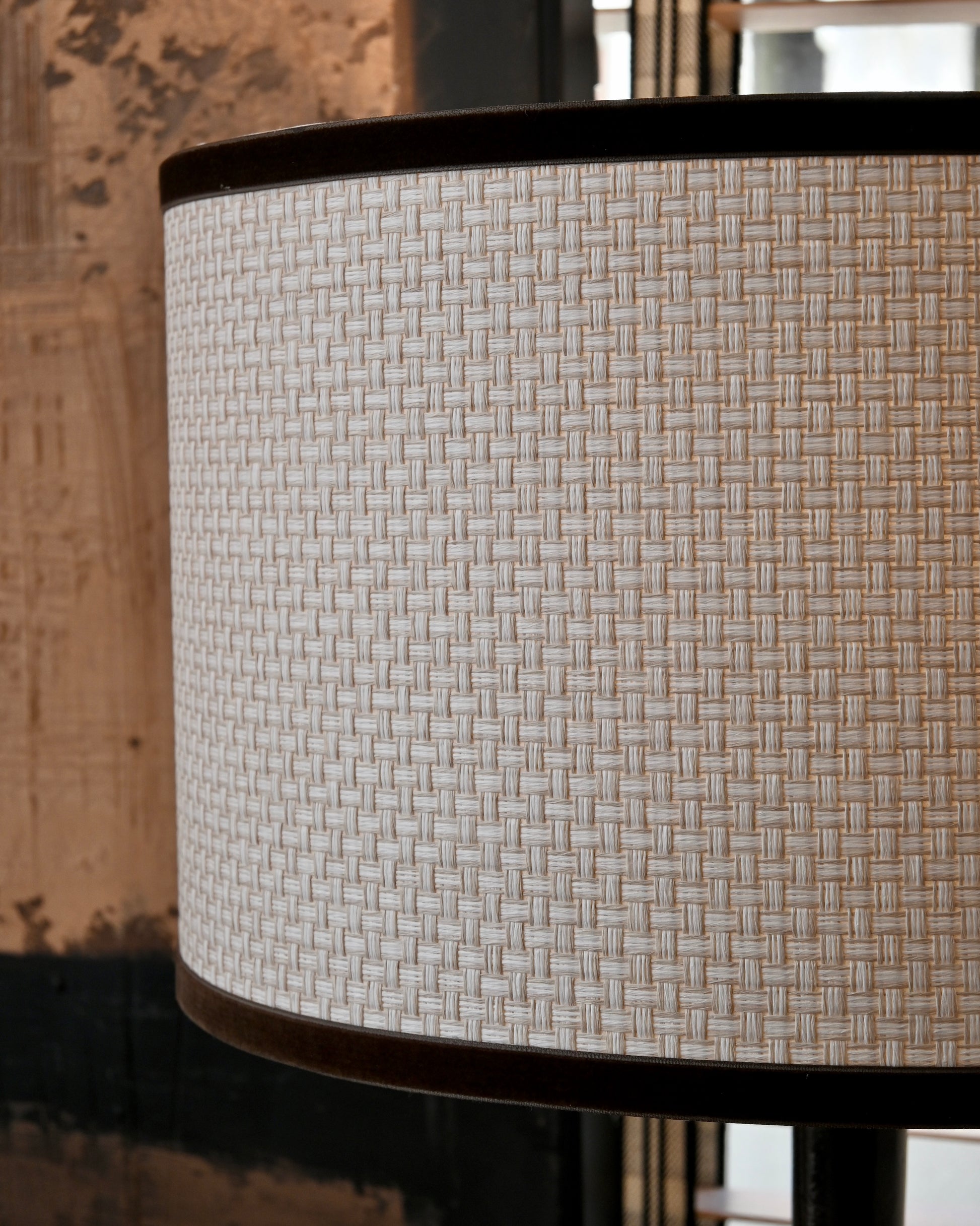 Pantalla de rafia con terciopelo marrón