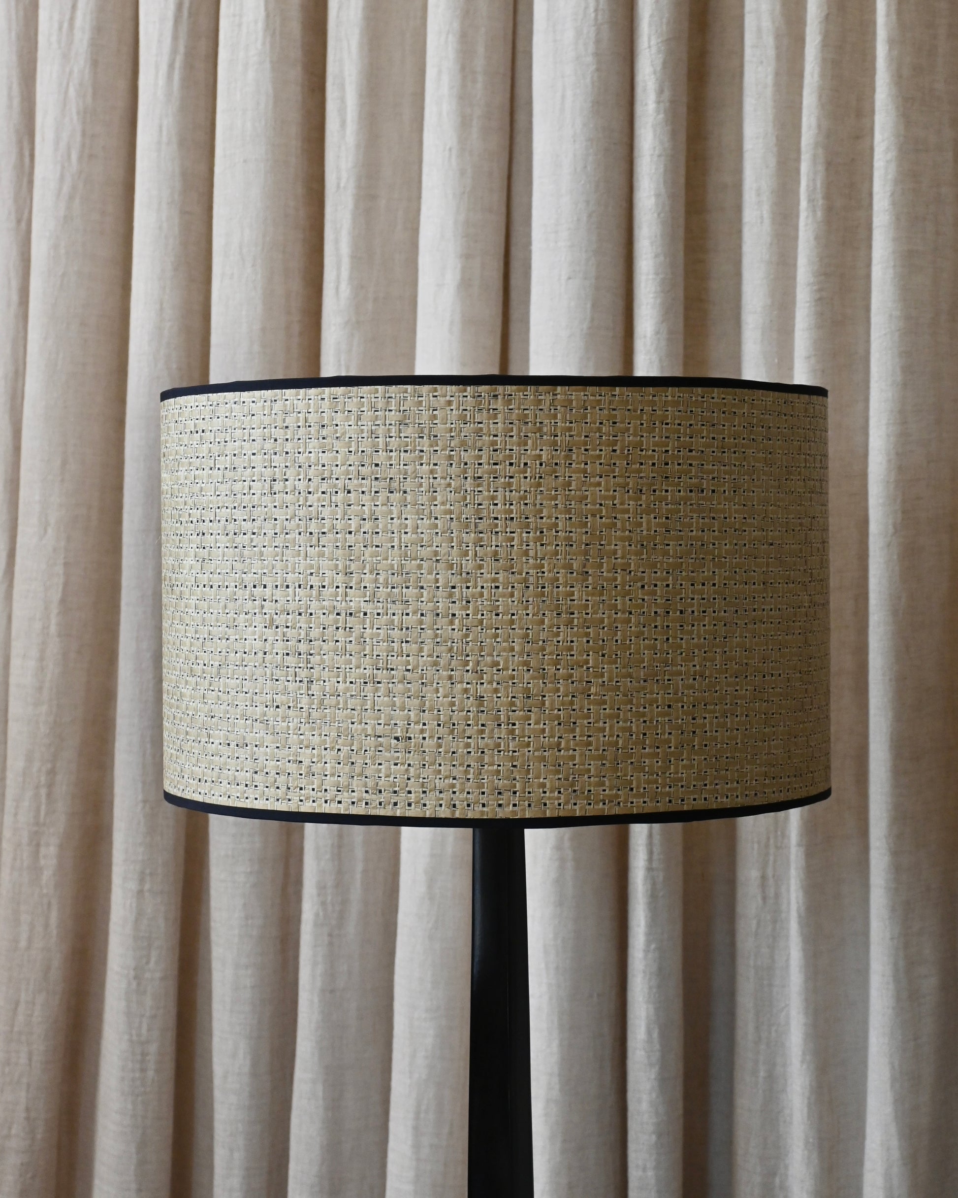 Pantalla de rafia bicolor negro 45Ø x 27h cm