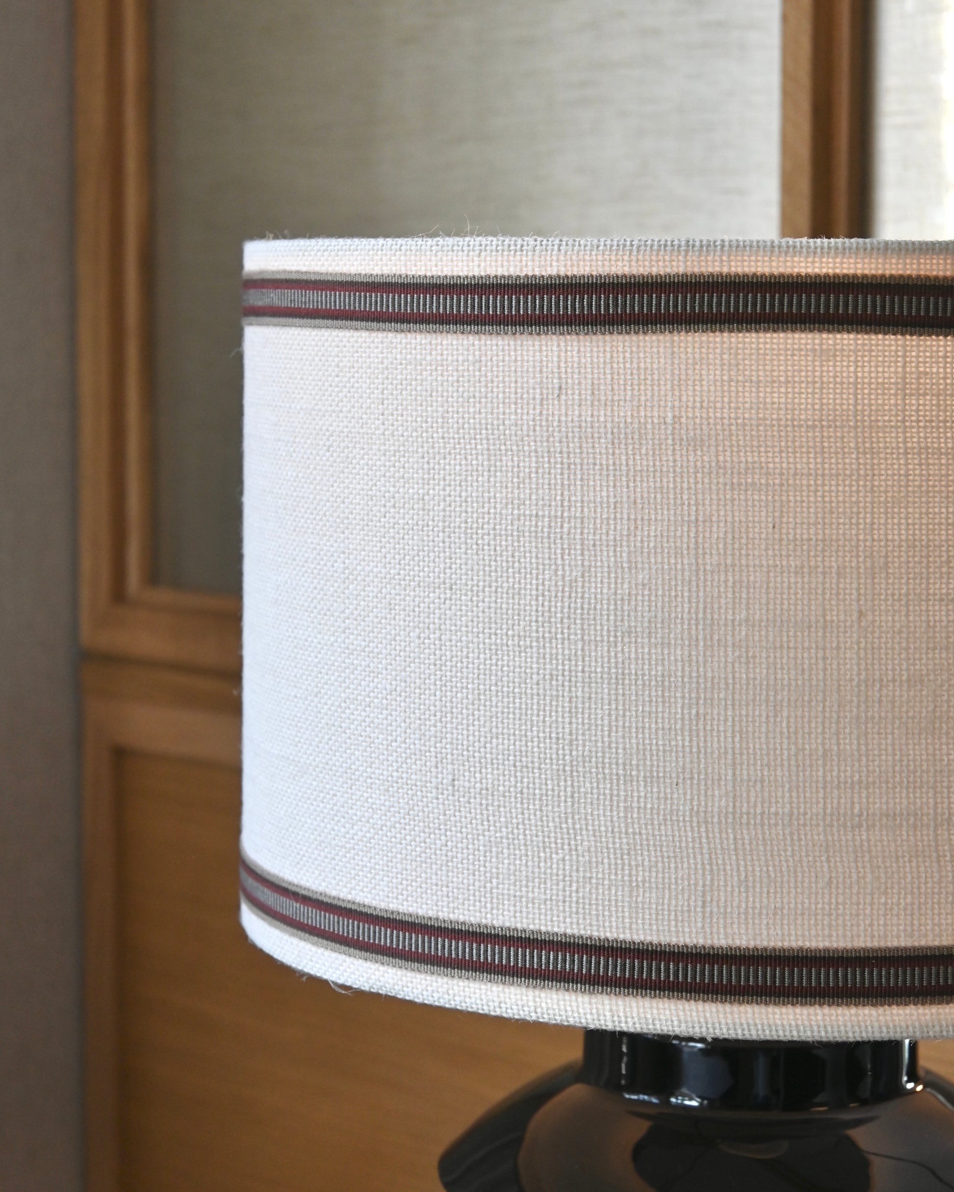 Pantalla saco blanco con doble pasamanería rayas 35Ø x 23h