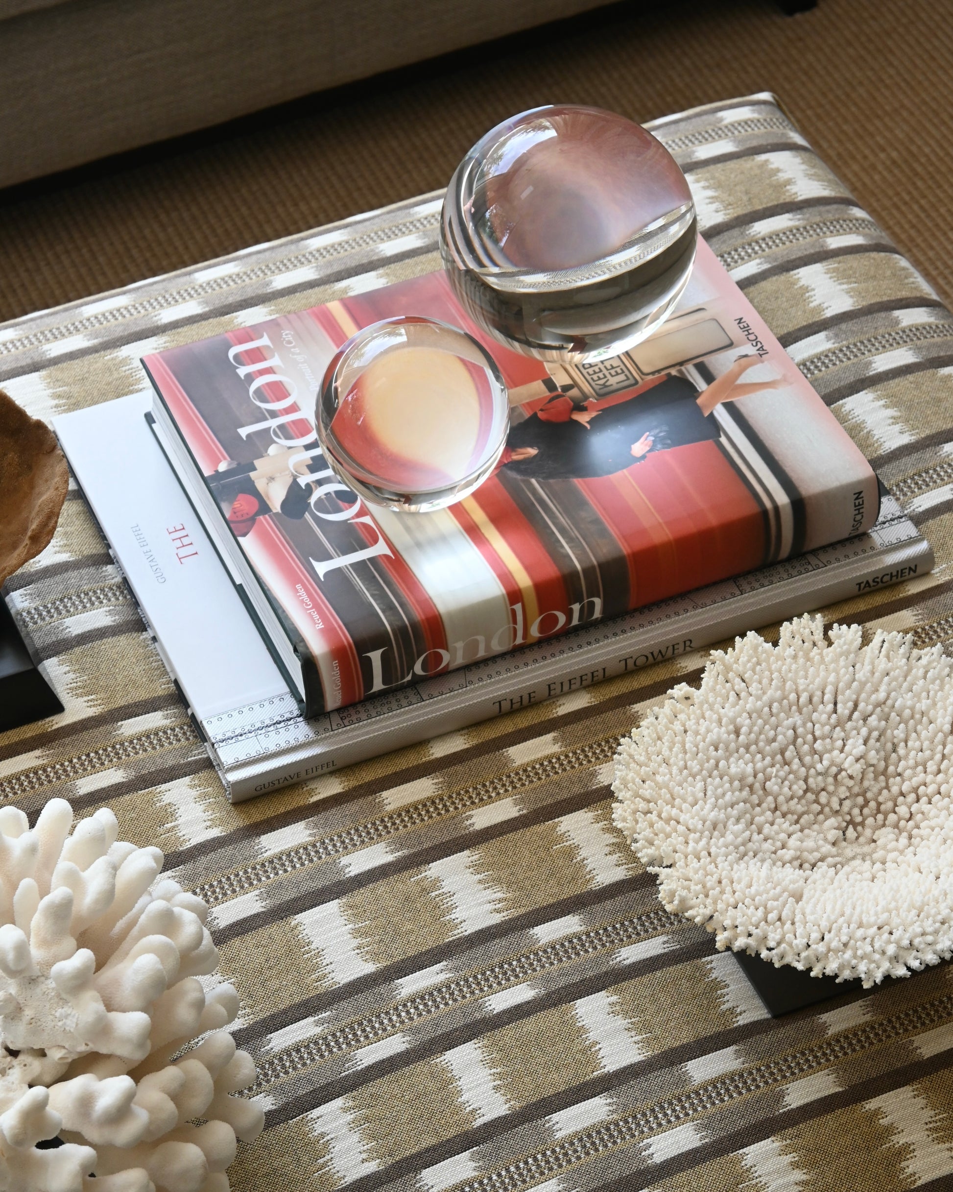 Bola decorativa de cristal con soporte L