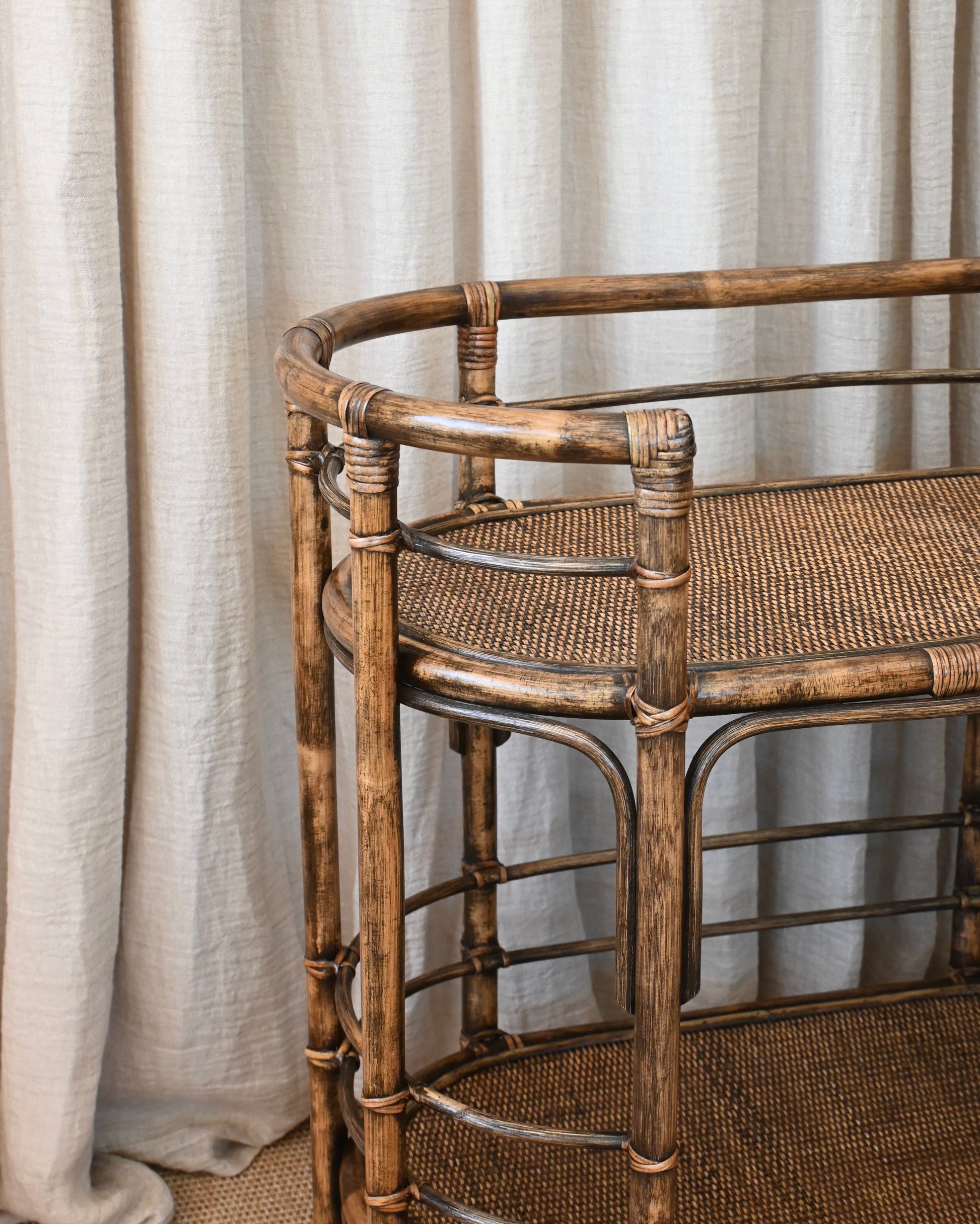 Consola/mueble bar de bambú y ratán