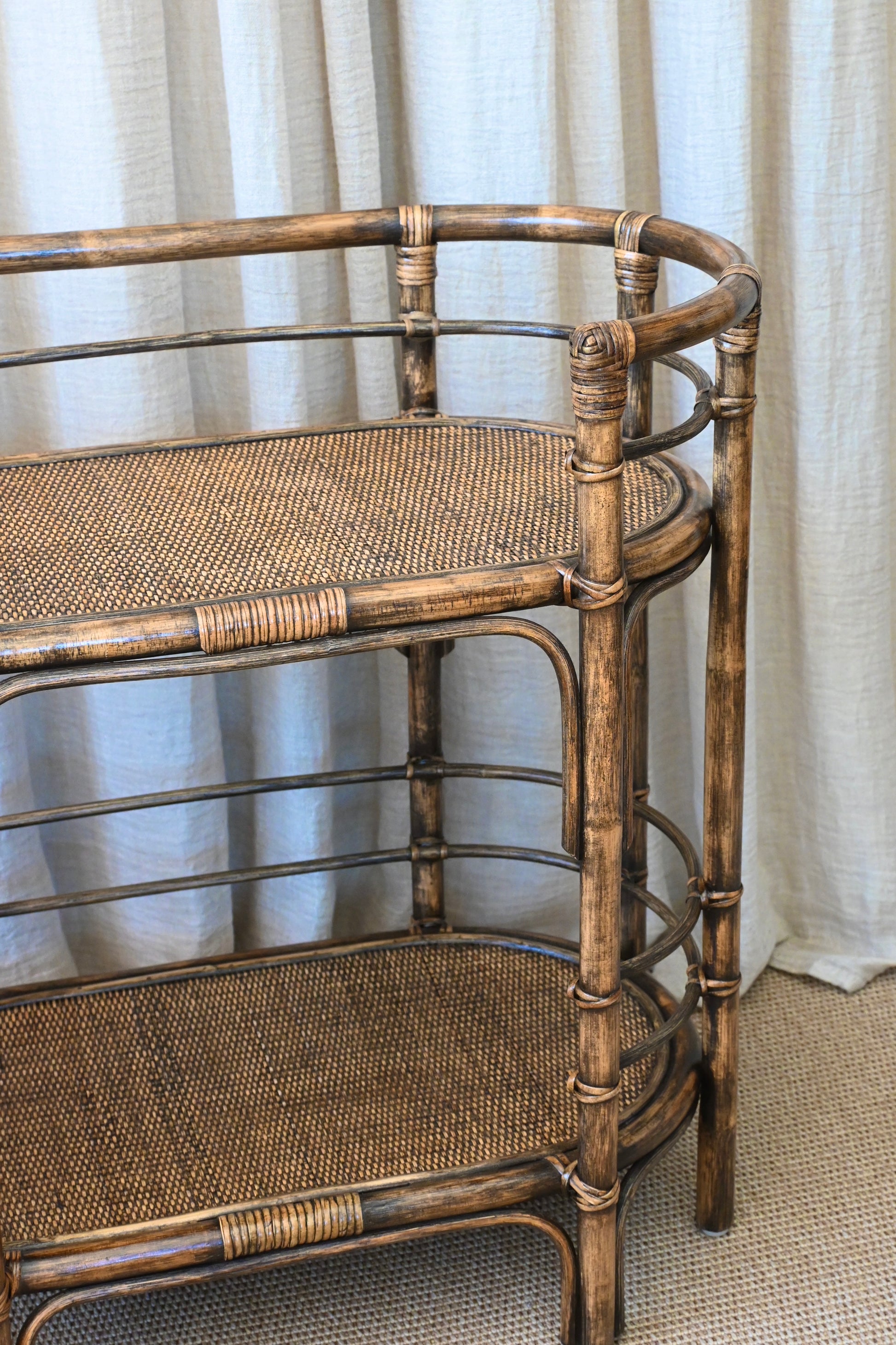 Consola/mueble bar de bambú y ratán
