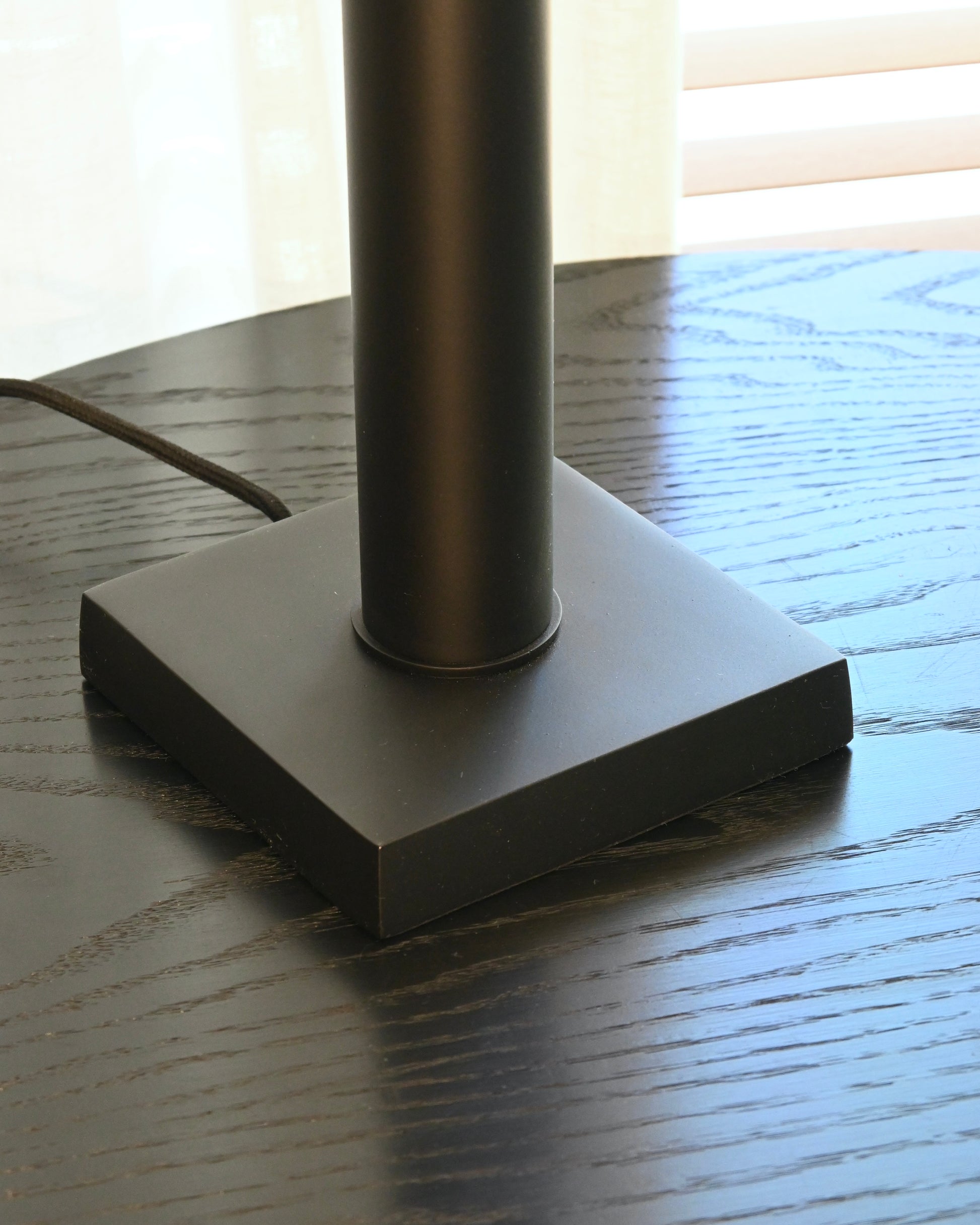 Lámpara de sobremesa en hierro negro