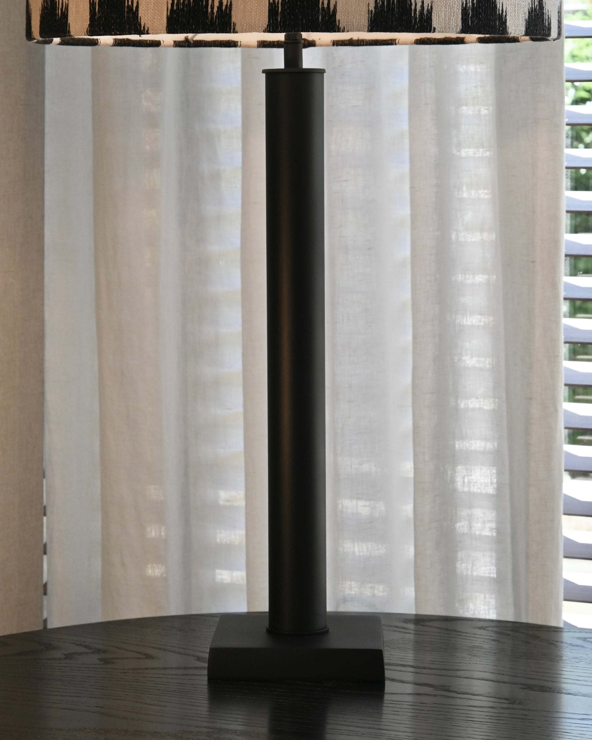 Lámpara de sobremesa en hierro negro