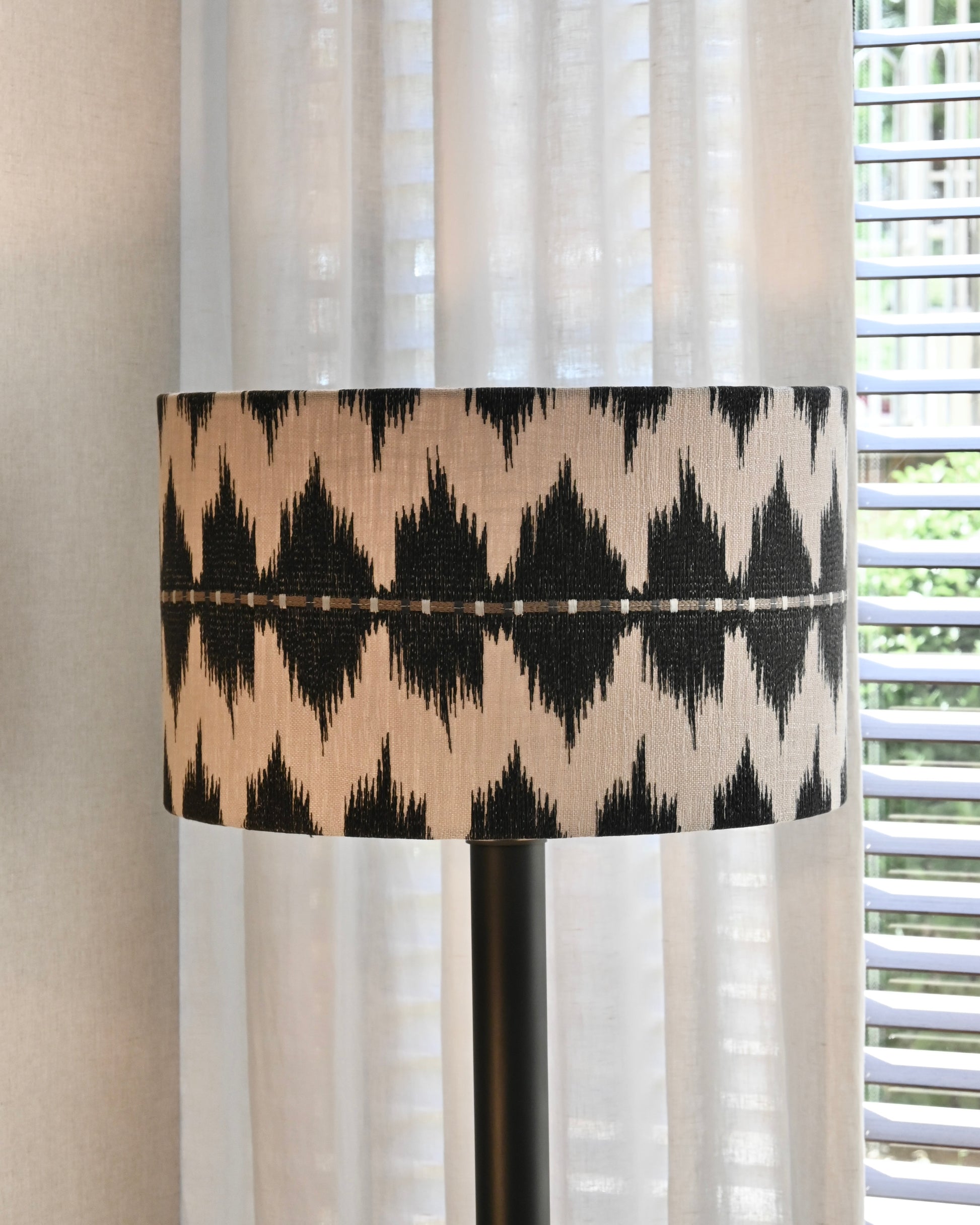 Lámpara de sobremesa en hierro negro