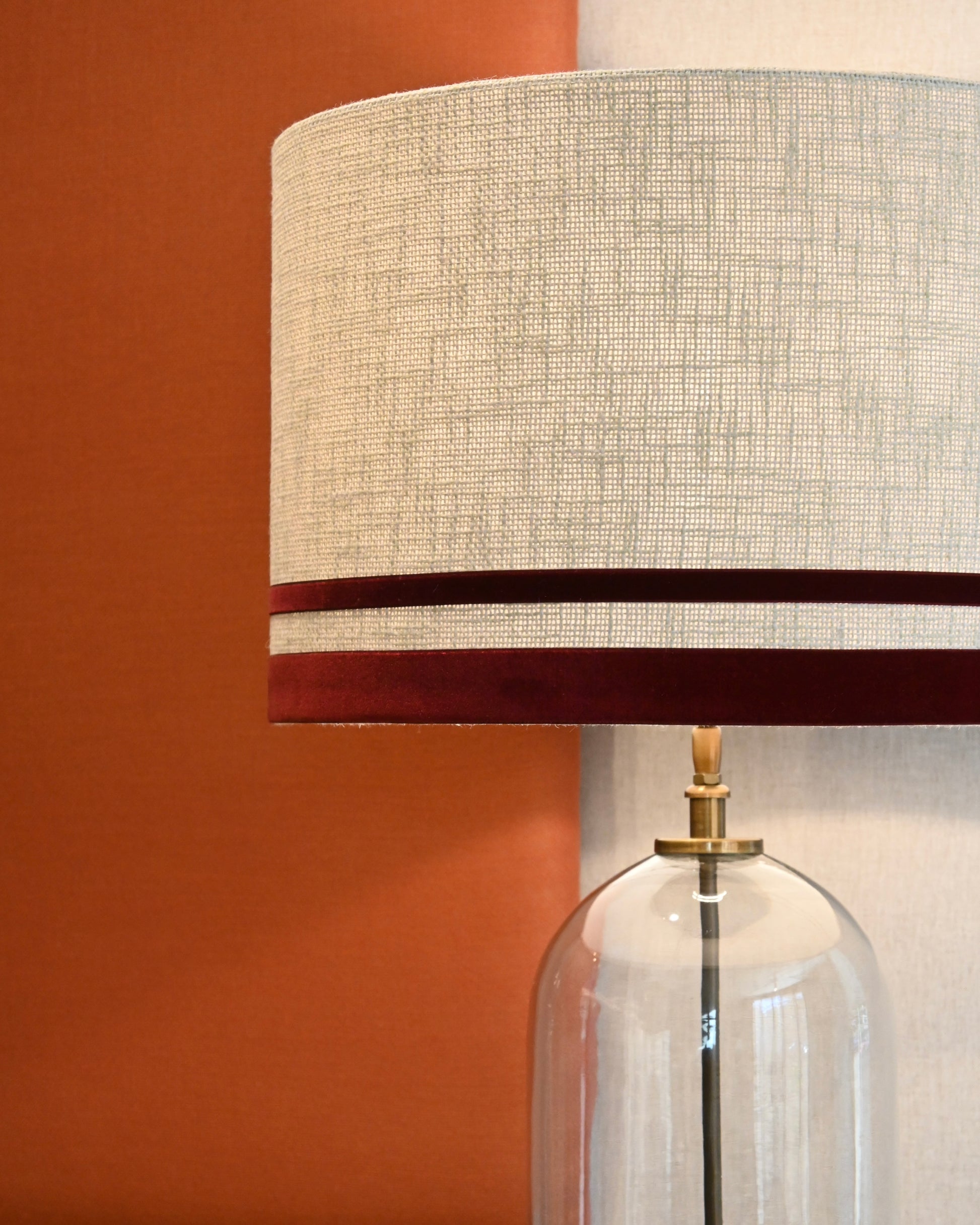 Lámpara de sobremesa en cristal con detalles dorados